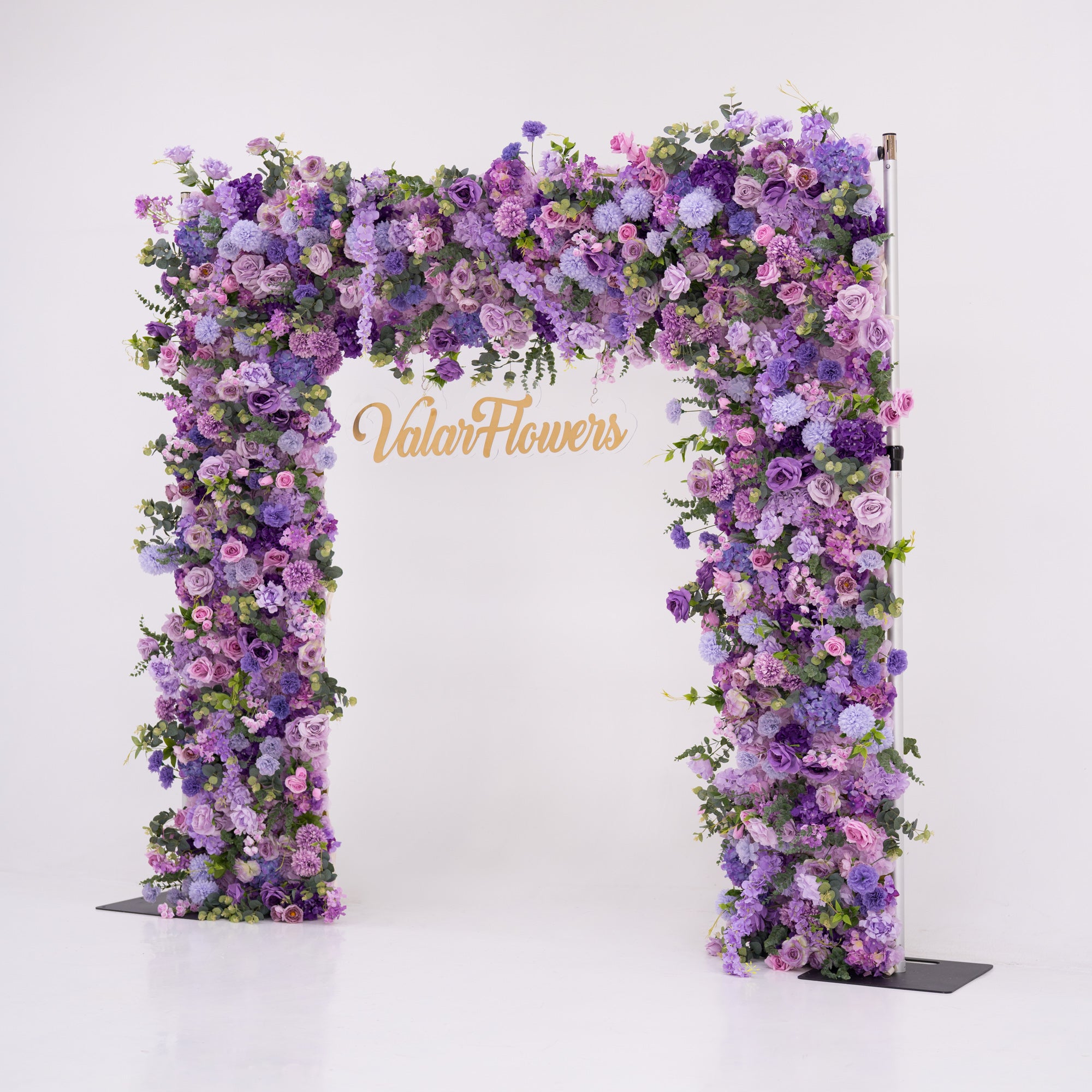 Valar Lavender Elegance – Una Exhibición Lujosa de Flores Moradas en un Arco Decorativo de Flores Artificiales de Tela VA-354