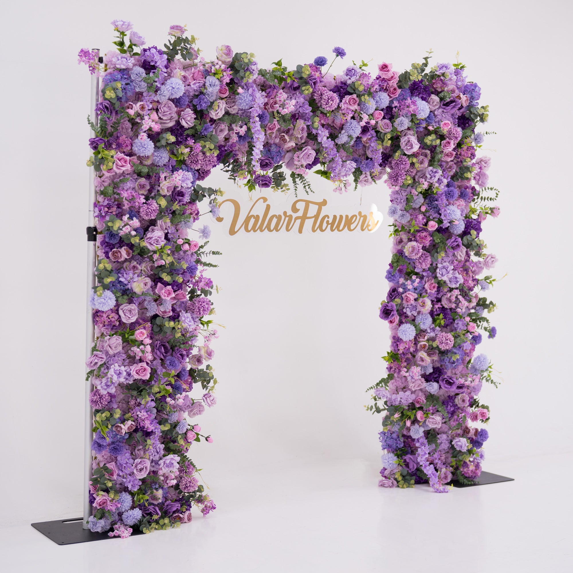 Valar Lavender Elegance – Una Exhibición Lujosa de Flores Moradas en un Arco Decorativo de Flores Artificiales de Tela VA-354