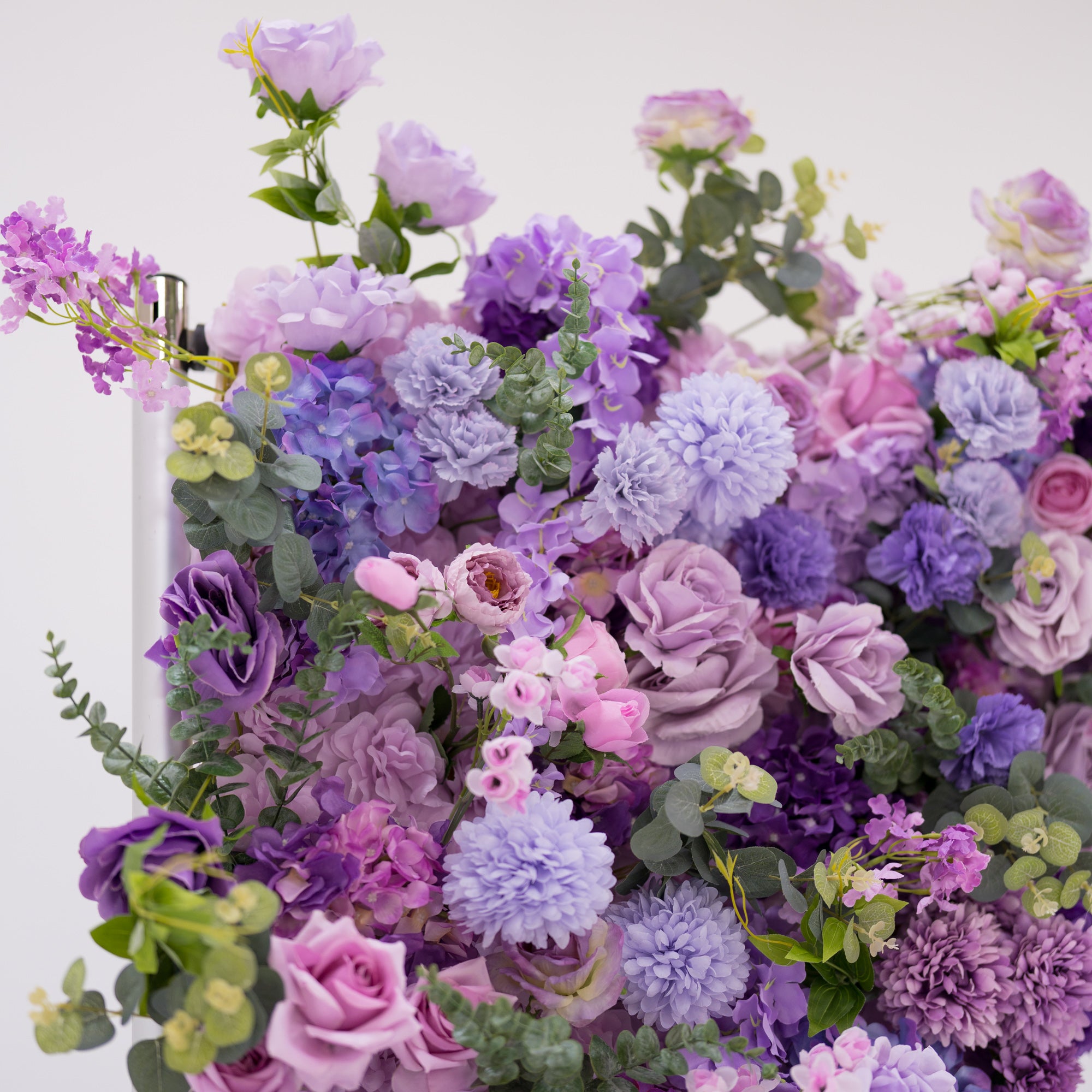 Valar Lavender Elegance – Una Exhibición Lujosa de Flores Moradas en un Arco Decorativo de Flores Artificiales de Tela VA-354