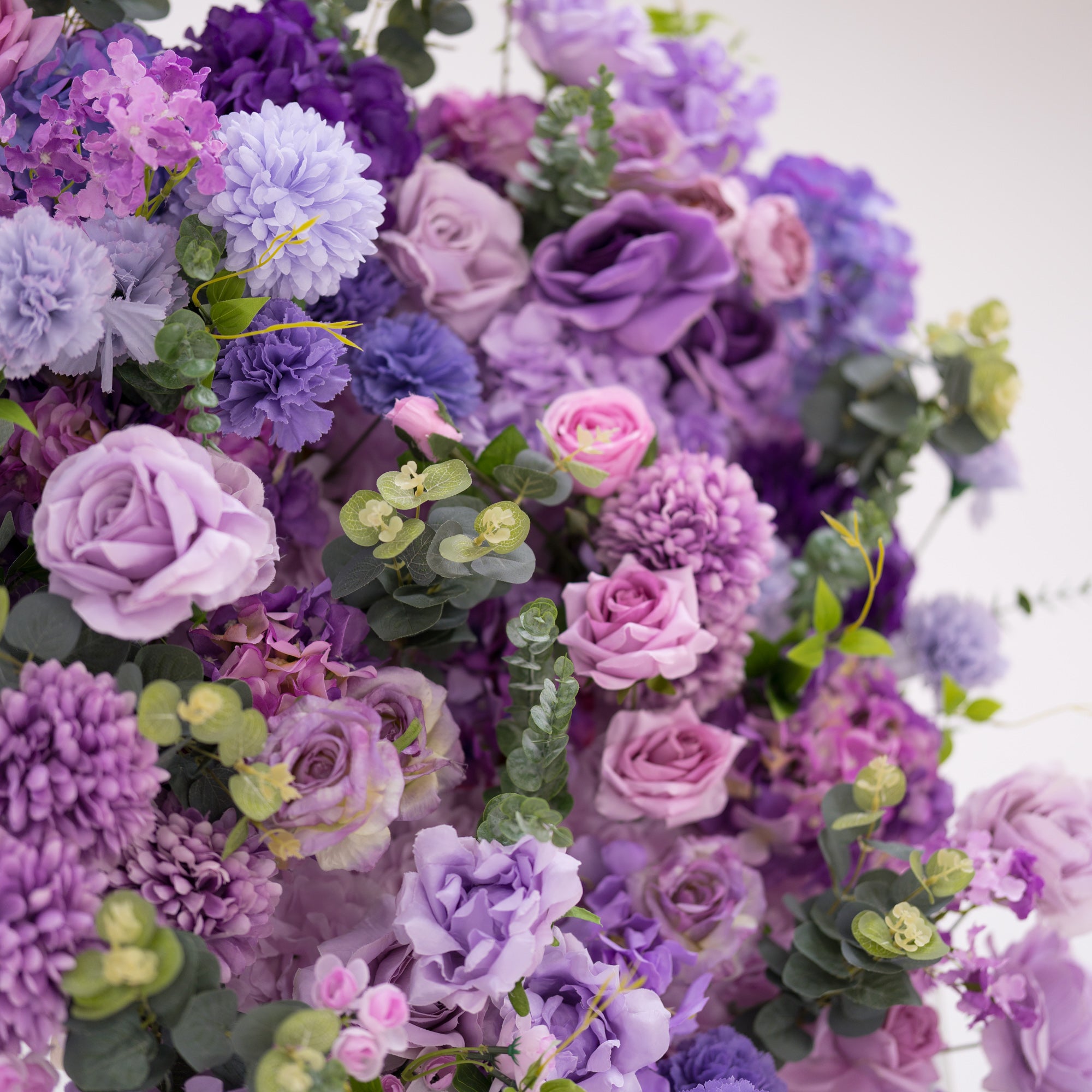 Valar Lavender Elegance – Una Exhibición Lujosa de Flores Moradas en un Arco Decorativo de Flores Artificiales de Tela VA-354