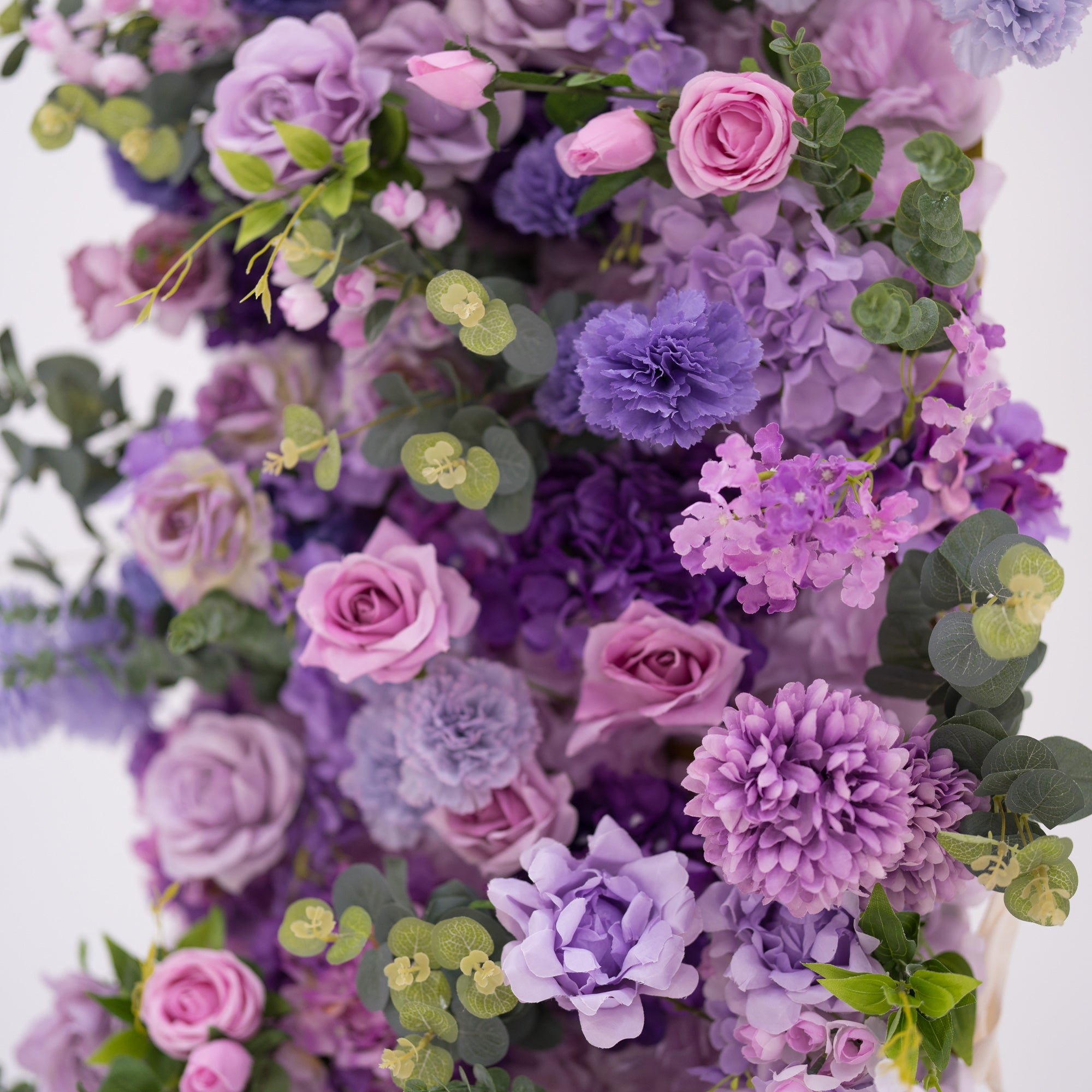 Valar Lavender Elegance – Una Exhibición Lujosa de Flores Moradas en un Arco Decorativo de Flores Artificiales de Tela VA-354