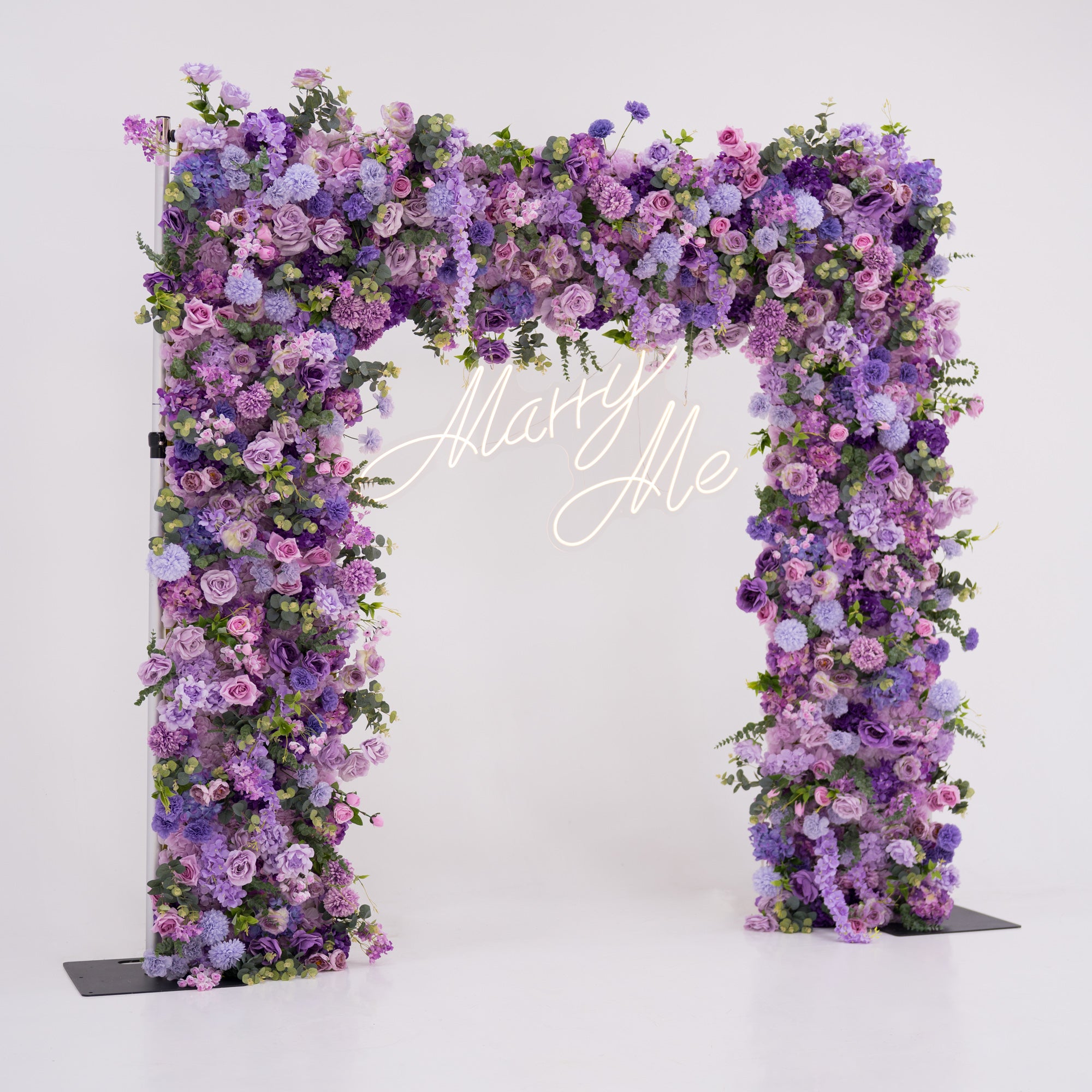 Valar Lavender Elegance – Una Exhibición Lujosa de Flores Moradas en un Arco Decorativo de Flores Artificiales de Tela VA-354