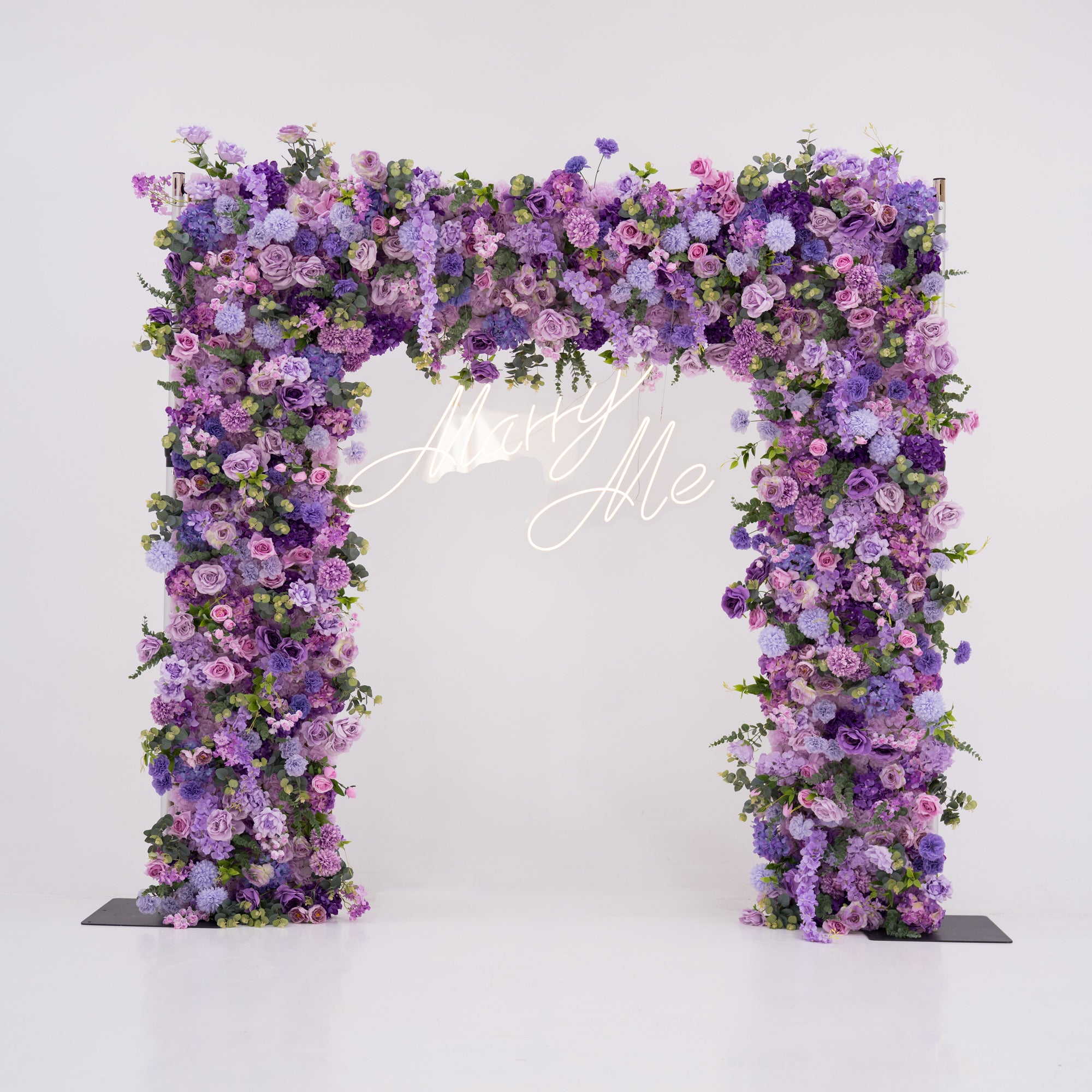 Valar Lavender Elegance – Una Exhibición Lujosa de Flores Moradas en un Arco Decorativo de Flores Artificiales de Tela VA-354