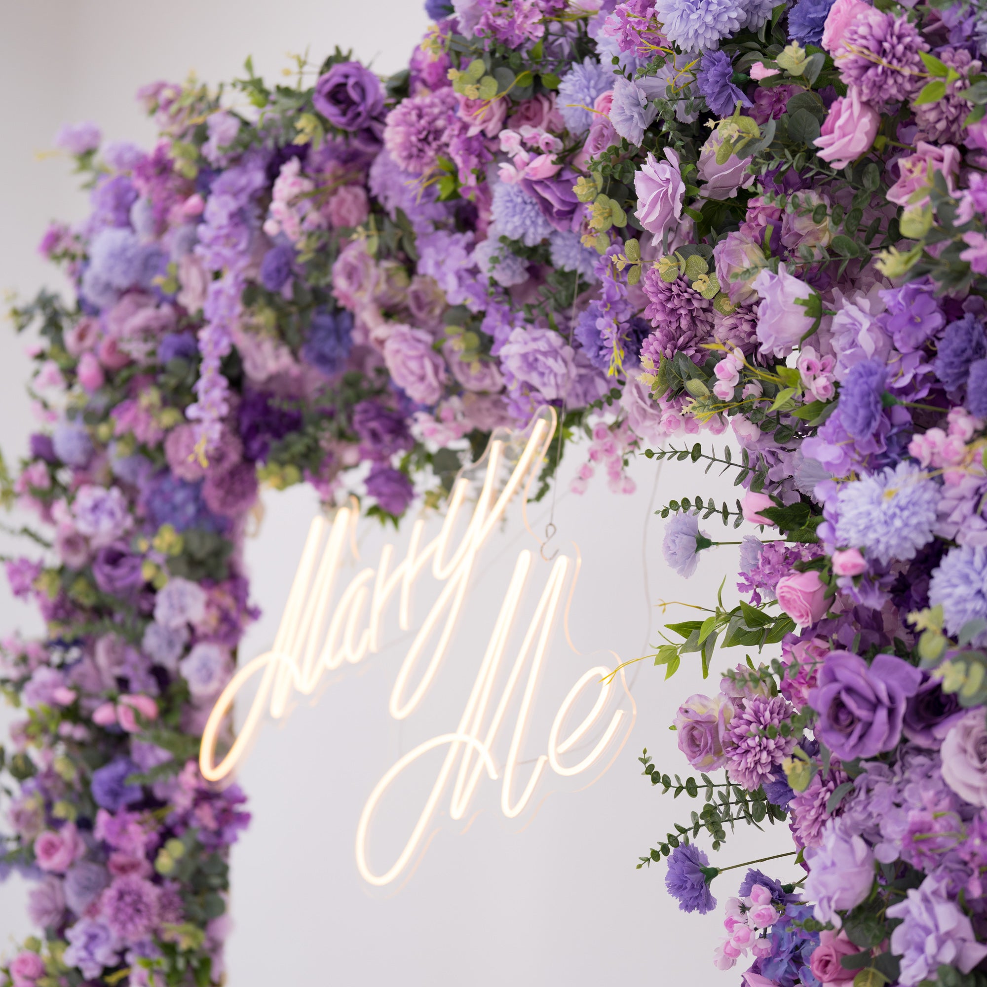 Valar Lavender Elegance – Una Exhibición Lujosa de Flores Moradas en un Arco Decorativo de Flores Artificiales de Tela VA-354