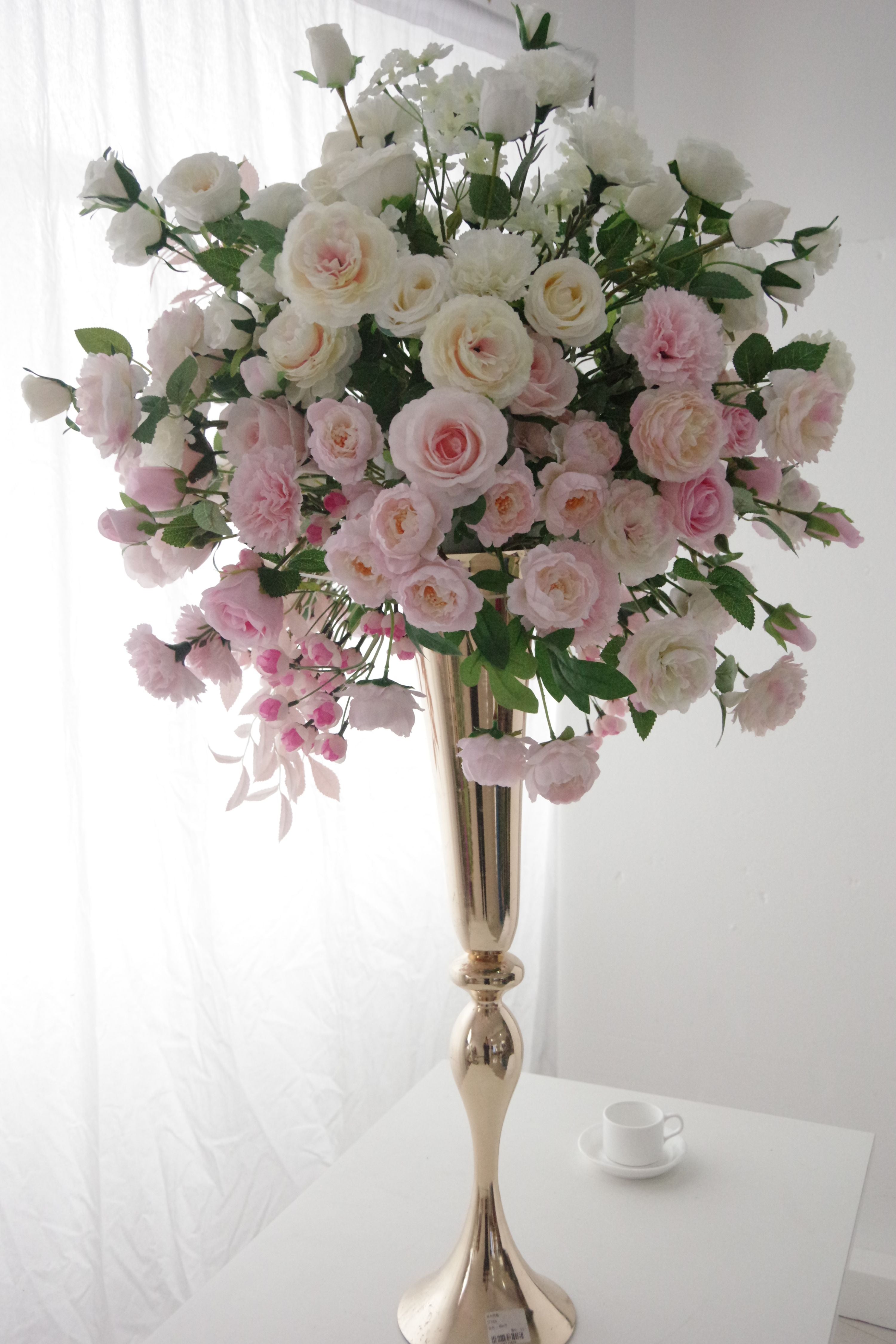 Chuchotements élégants - Délicate gamme de roses roses au milieu d'un voile de fleurs blanches FB-060