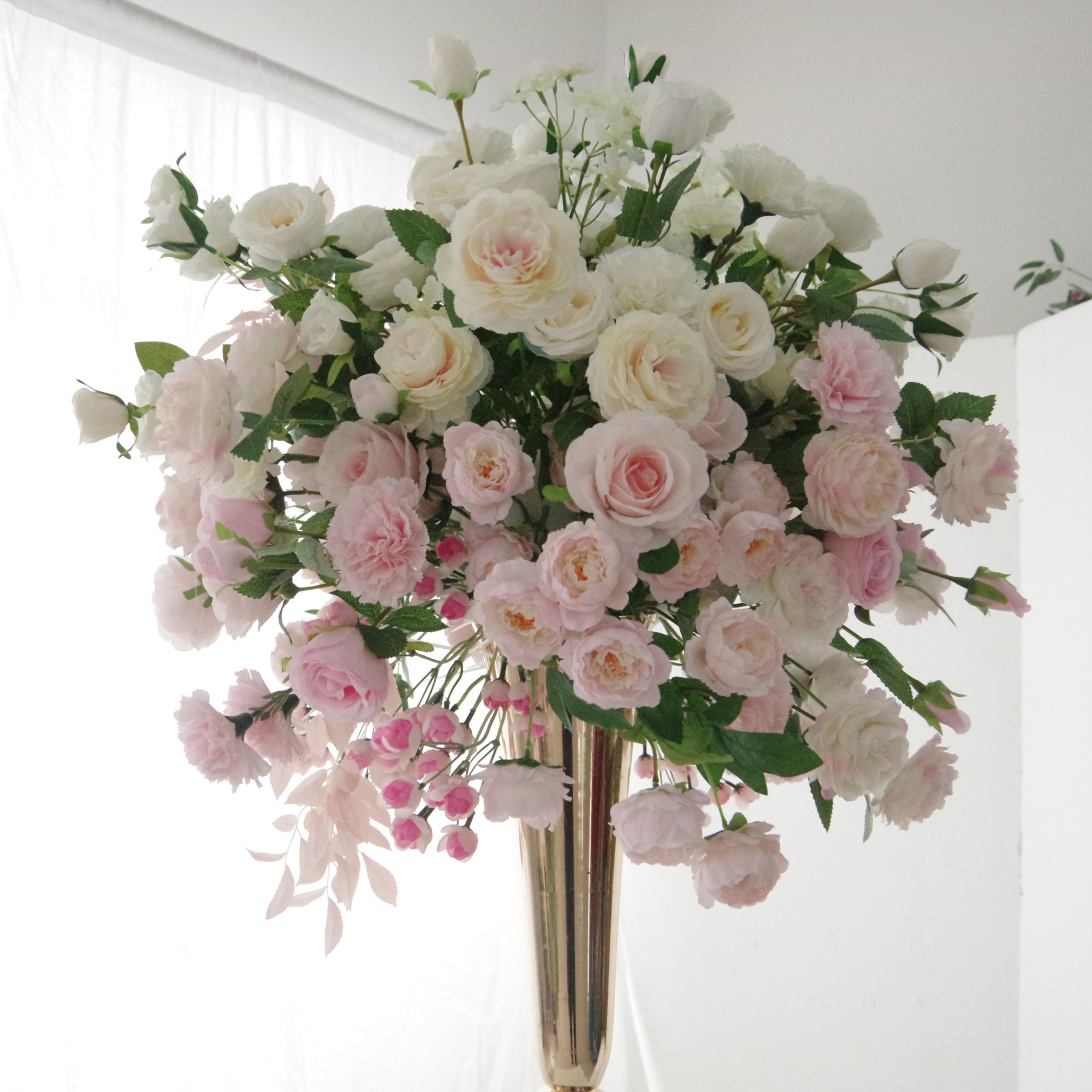 Chuchotements élégants - Délicate gamme de roses roses au milieu d'un voile de fleurs blanches FB-060