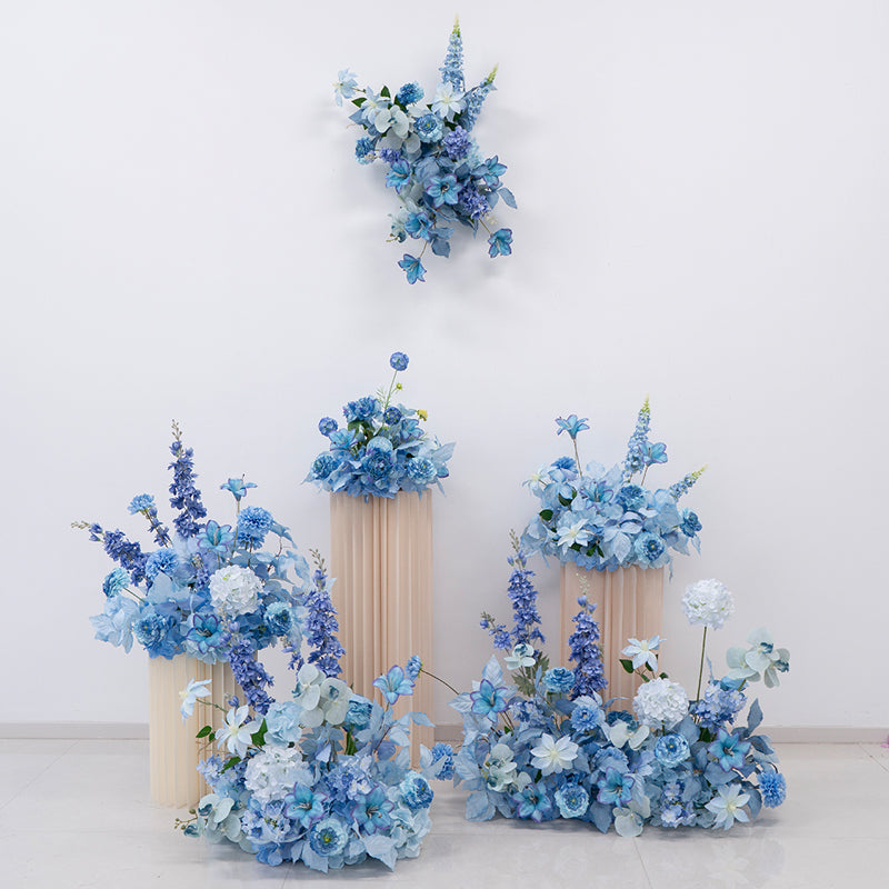 エレガントな青と白の花柄ウェディングアーチ、人工花のアレンジメント