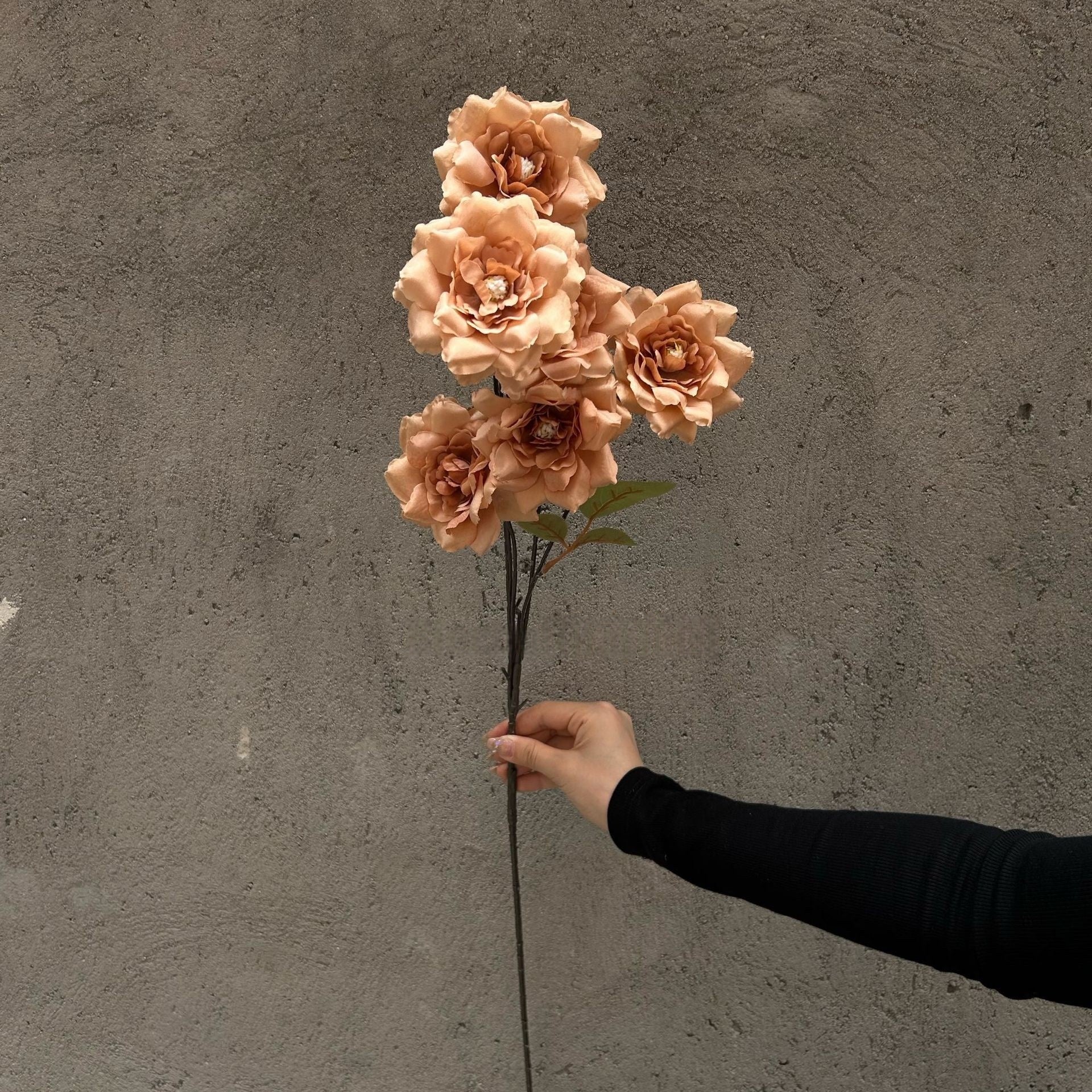Conjunto de Flores Artificiales Negras y Rosas – Decoración Moderna para Fondo de Fiesta de Cumpleaños con Arreglo Floral Falso FA-255
