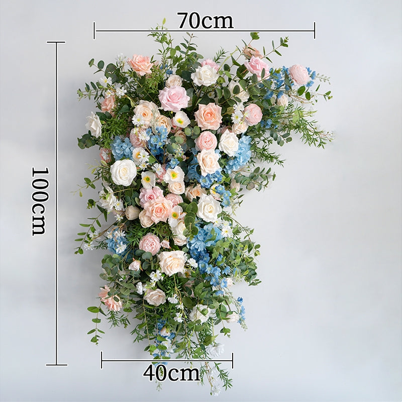 エレガントな青と白の花柄ウェディングアーチ、人工花のアレンジメント