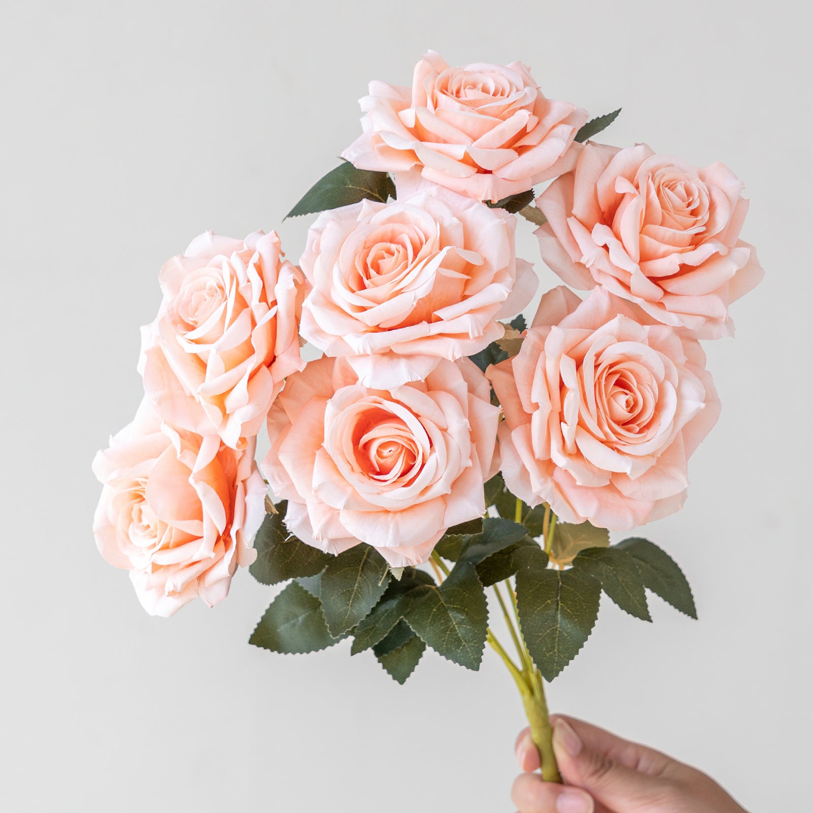 Bouquet de roses en soie élégant – Fleurs artificielles réalistes dans des couleurs assorties – Parfait pour la décoration et les cadeaux.