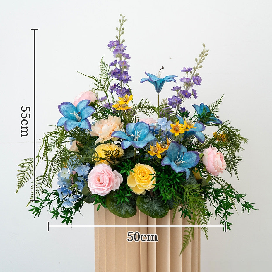 エレガントな青と白の花柄ウェディングアーチ、人工花のアレンジメント