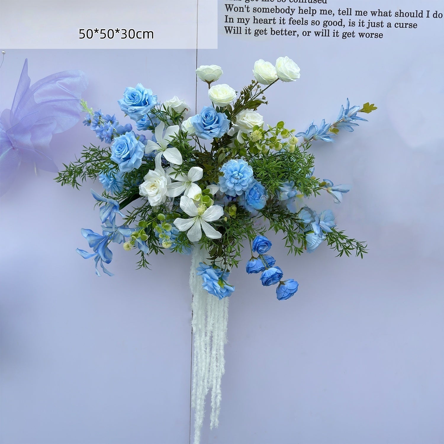 エレガントな青と白の花柄ウェディングアーチ、人工花のアレンジメント