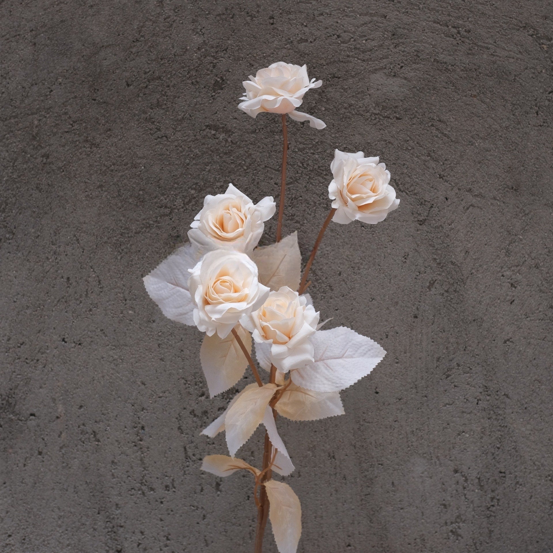 Conjunto de Flores Artificiales Negras y Rosas – Decoración Moderna para Fondo de Fiesta de Cumpleaños con Arreglo Floral Falso FA-255