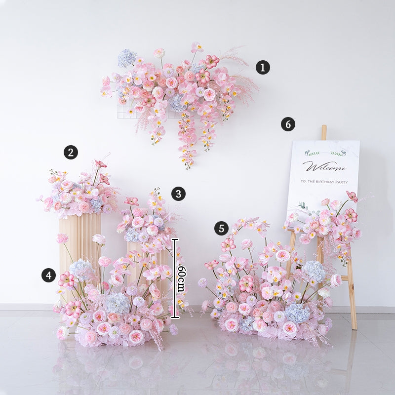 エレガントな青と白の花柄ウェディングアーチ、人工花のアレンジメント