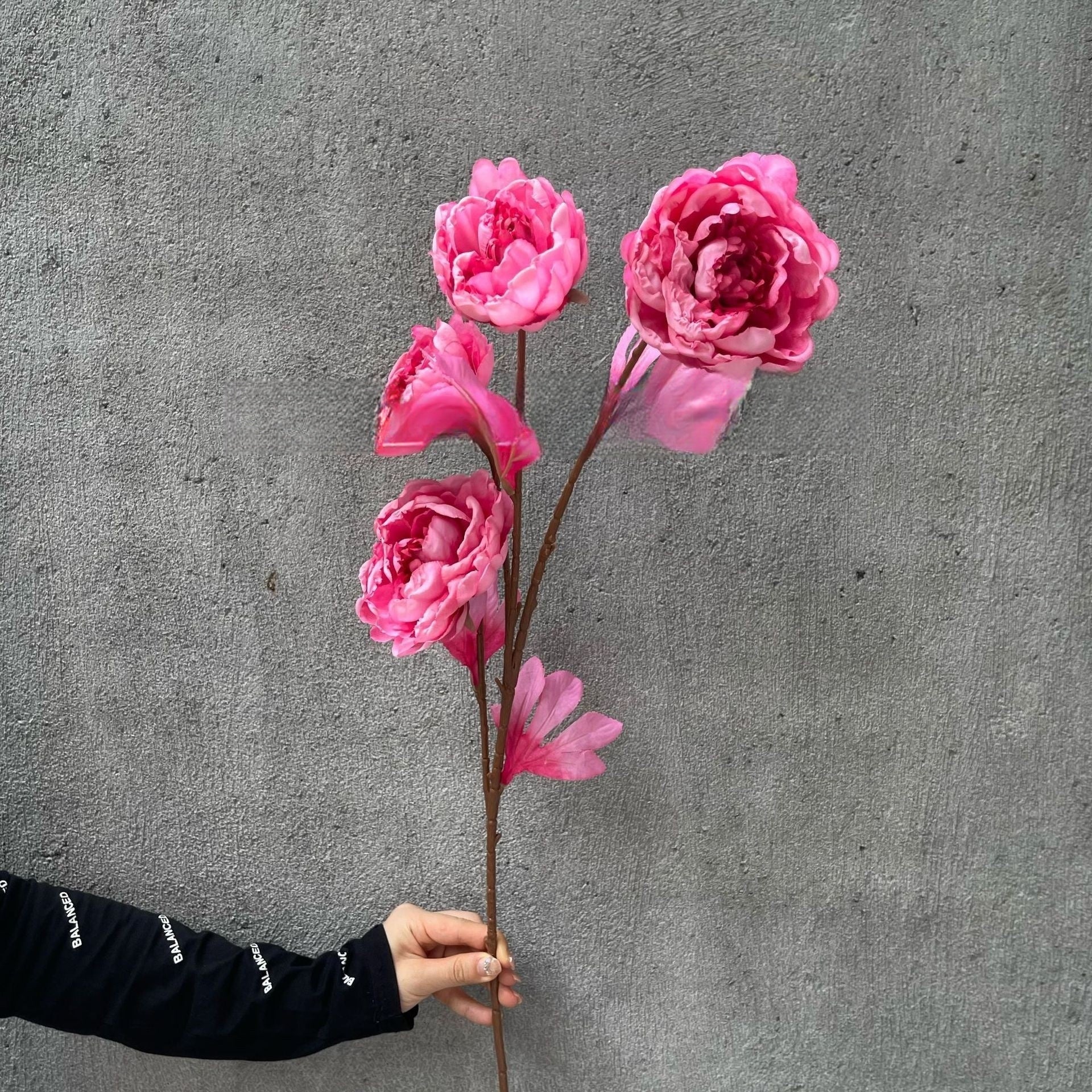 Conjunto de Flores Artificiales Negras y Rosas – Decoración Moderna para Fondo de Fiesta de Cumpleaños con Arreglo Floral Falso FA-255
