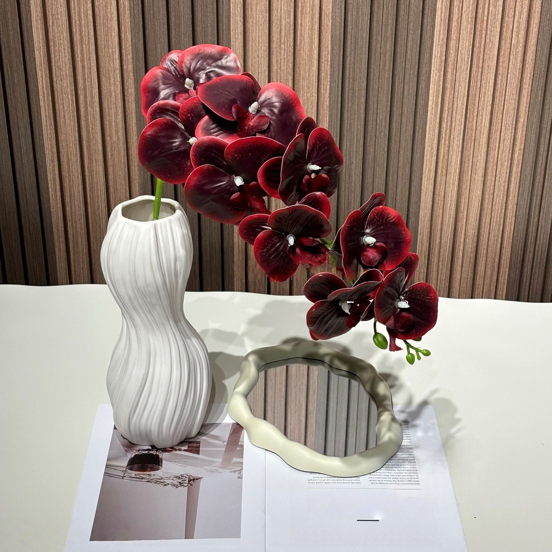 Conjunto de Flores Artificiales Negras y Rosas – Decoración Moderna para Fondo de Fiesta de Cumpleaños con Arreglo Floral Falso FA-255