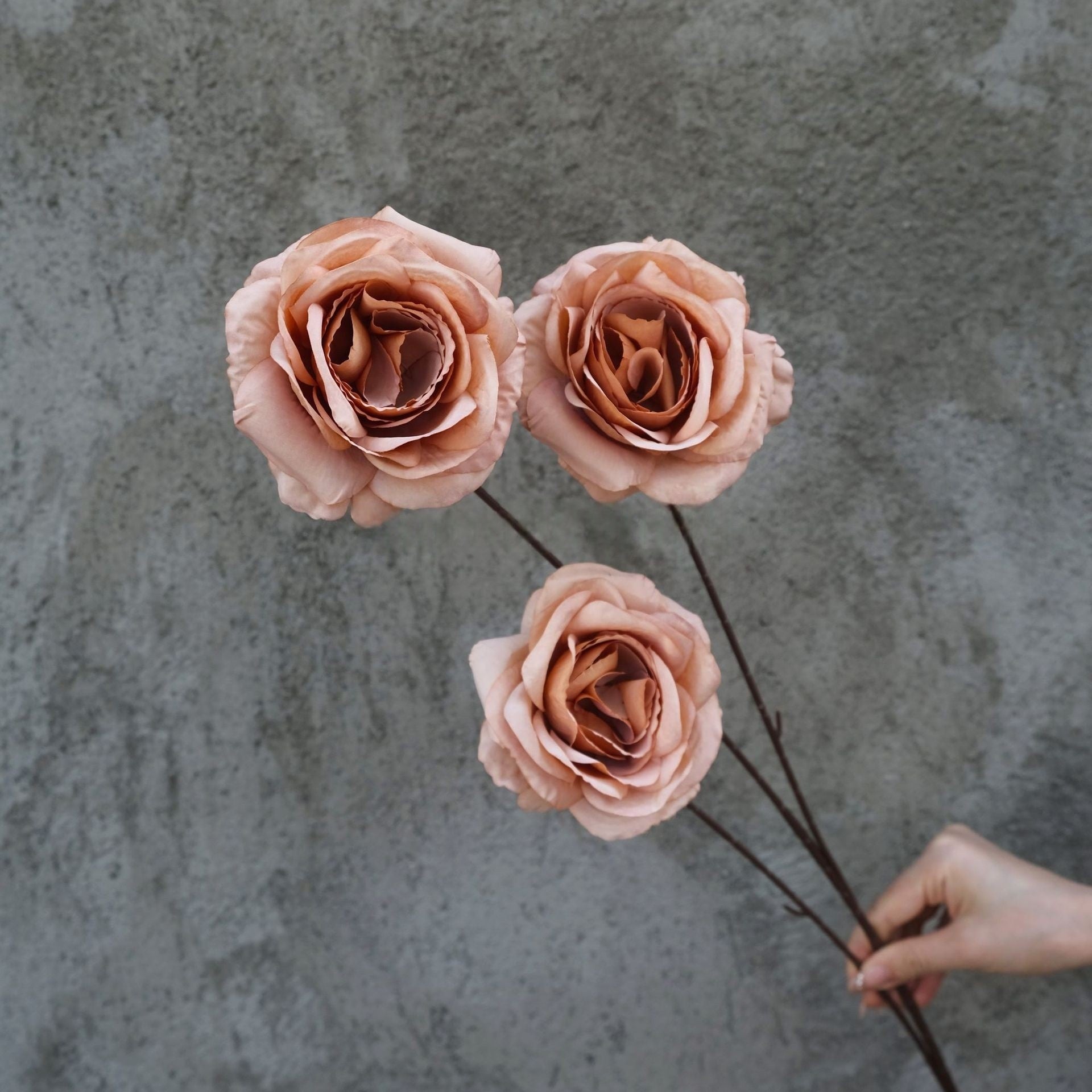 Conjunto de Flores Artificiales Negras y Rosas – Decoración Moderna para Fondo de Fiesta de Cumpleaños con Arreglo Floral Falso FA-255