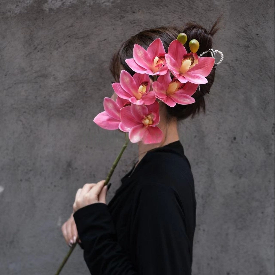 Conjunto de Flores Artificiales Negras y Rosas – Decoración Moderna para Fondo de Fiesta de Cumpleaños con Arreglo Floral Falso FA-255