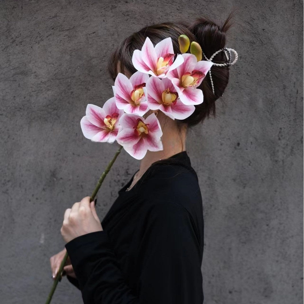 Conjunto de Flores Artificiales Negras y Rosas – Decoración Moderna para Fondo de Fiesta de Cumpleaños con Arreglo Floral Falso FA-255