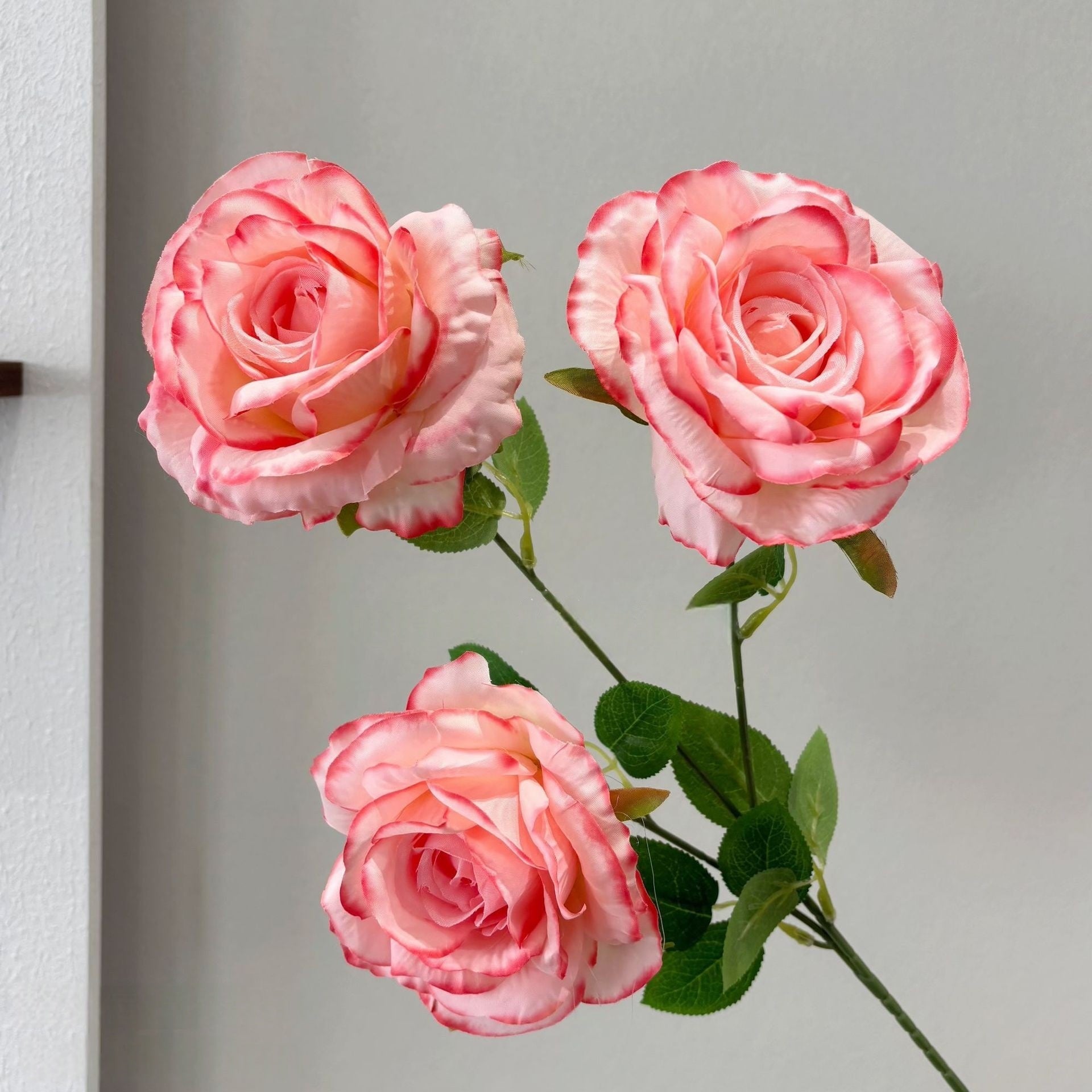 Conjunto de Flores Artificiales Negras y Rosas – Decoración Moderna para Fondo de Fiesta de Cumpleaños con Arreglo Floral Falso FA-255