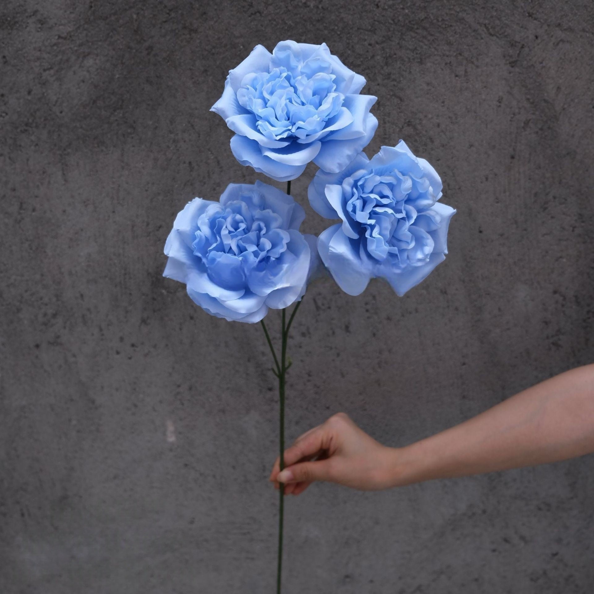 Conjunto de Flores Artificiales Negras y Rosas – Decoración Moderna para Fondo de Fiesta de Cumpleaños con Arreglo Floral Falso FA-255