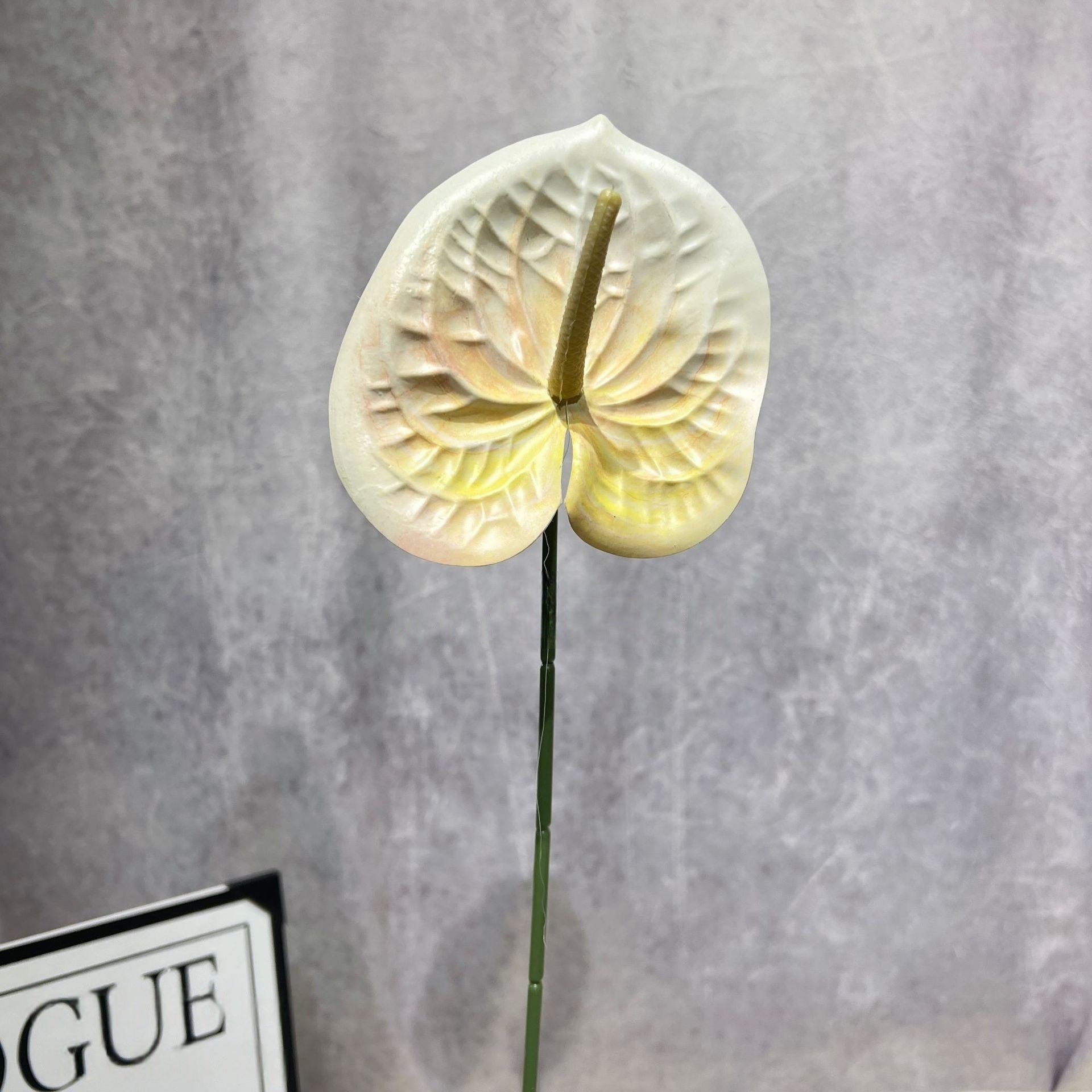 Conjunto de Flores Artificiales Negras y Rosas – Decoración Moderna para Fondo de Fiesta de Cumpleaños con Arreglo Floral Falso FA-255