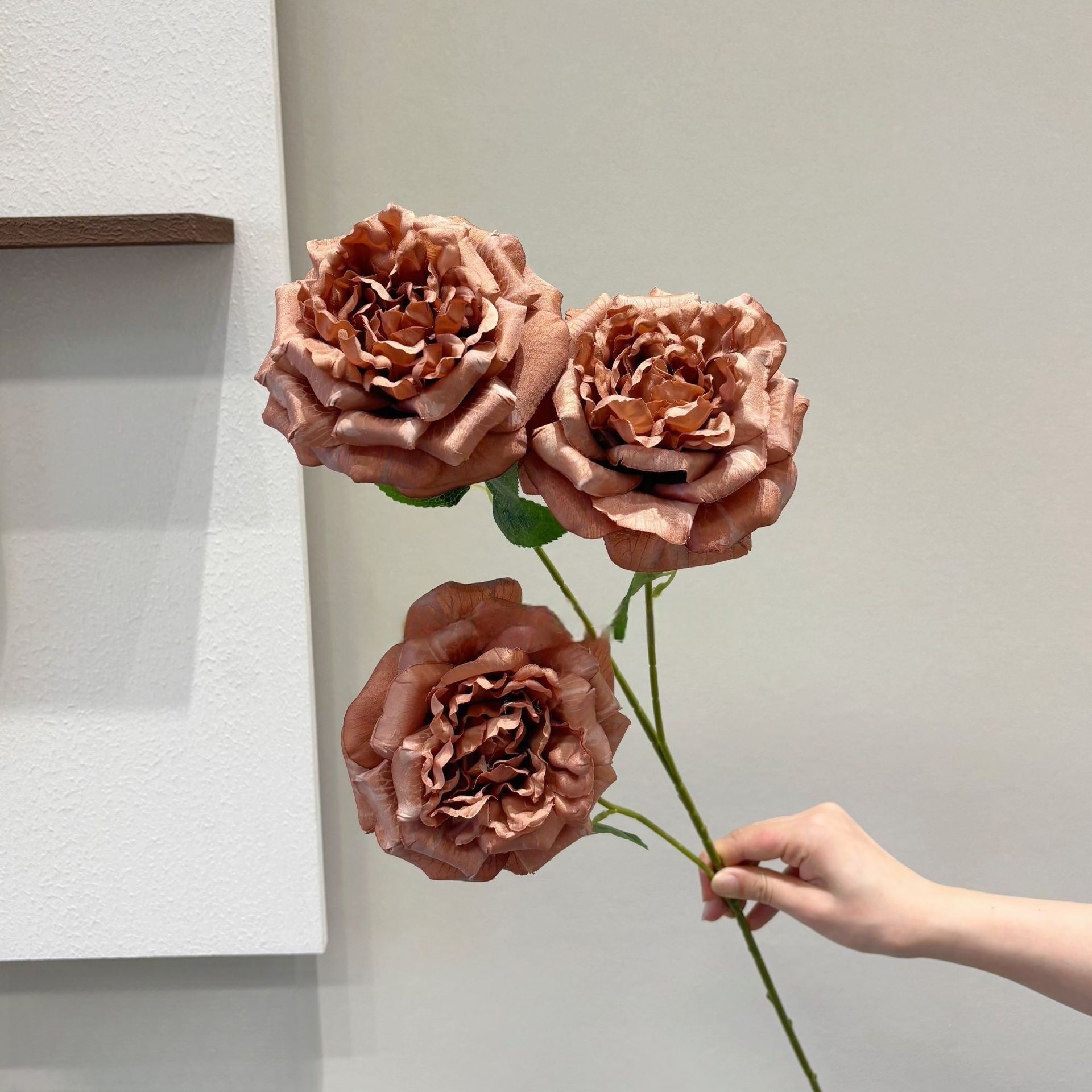 Conjunto de Flores Artificiales Negras y Rosas – Decoración Moderna para Fondo de Fiesta de Cumpleaños con Arreglo Floral Falso FA-255