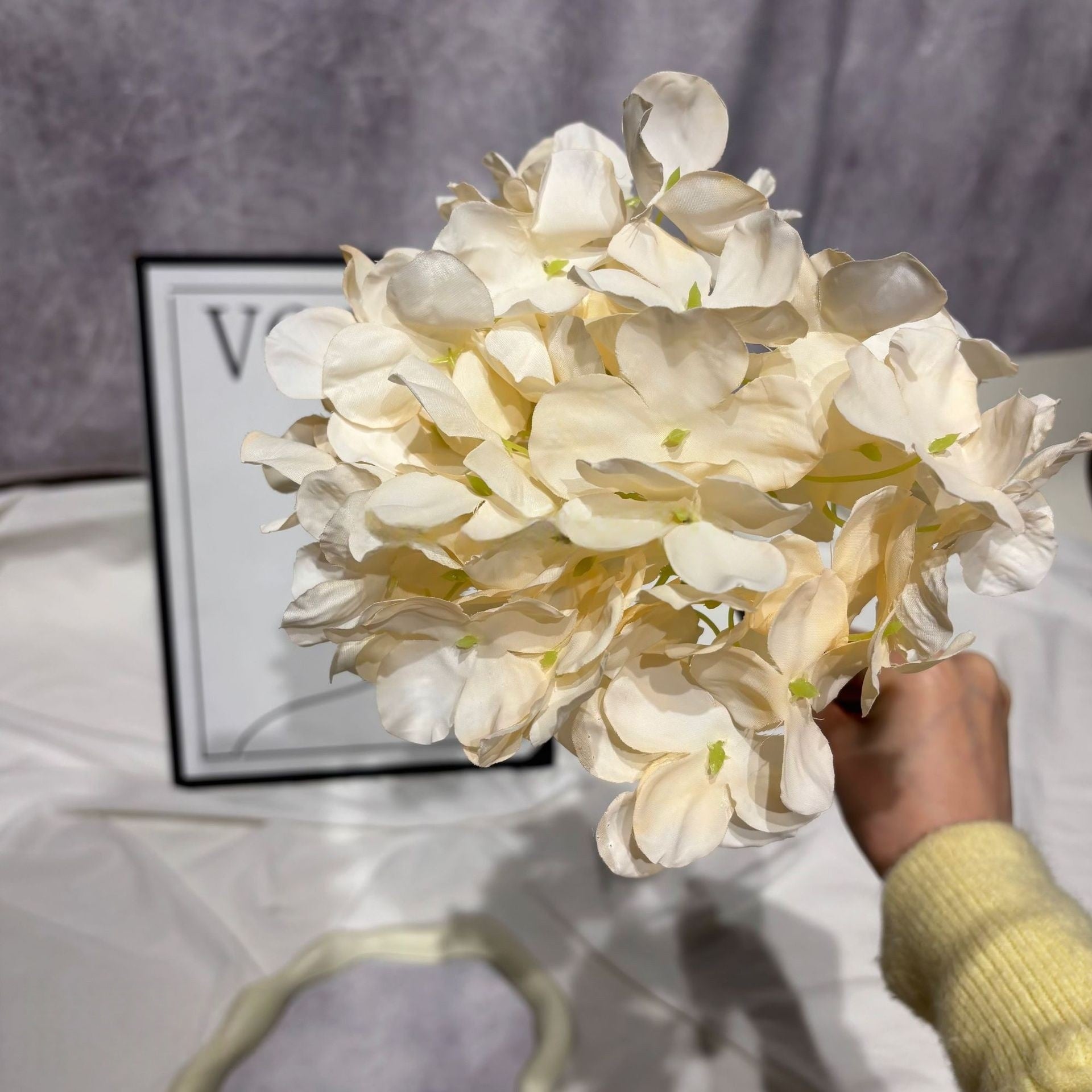 Conjunto de Flores Artificiales Negras y Rosas – Decoración Moderna para Fondo de Fiesta de Cumpleaños con Arreglo Floral Falso FA-255