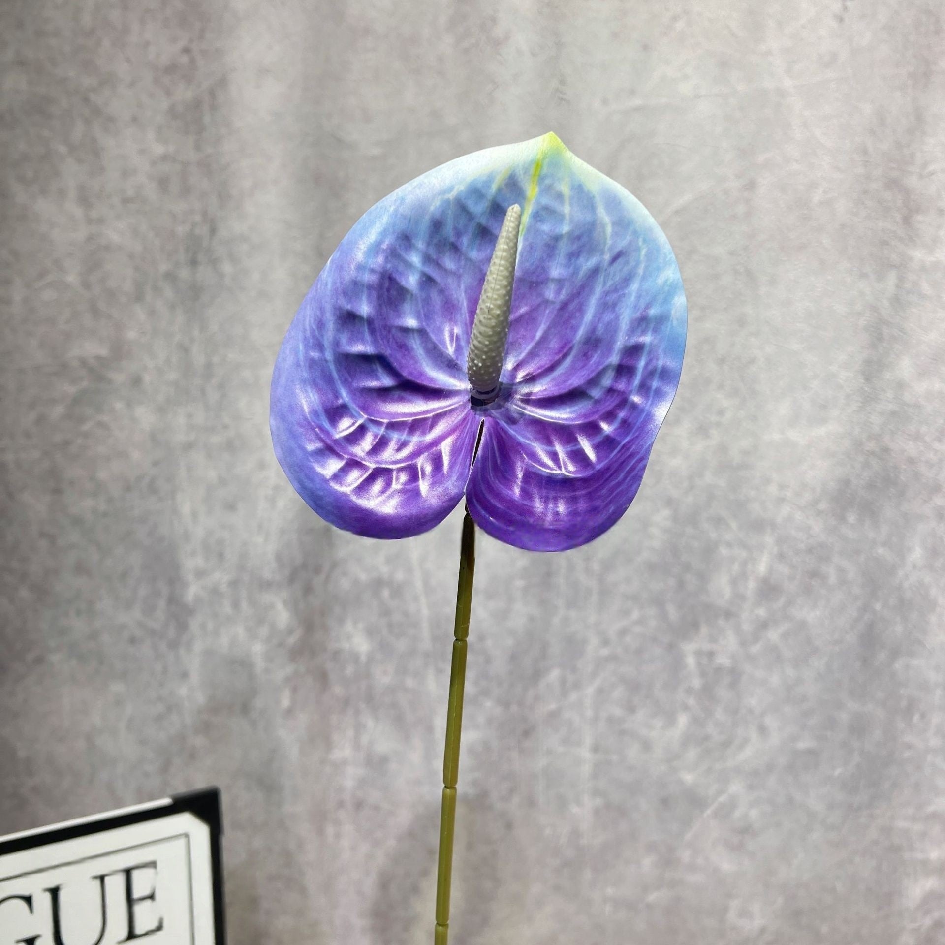 エレガントな青と白の花柄ウェディングアーチ、人工花のアレンジメント、セレモニーバックドロップ＆イベント装飾 FA-211