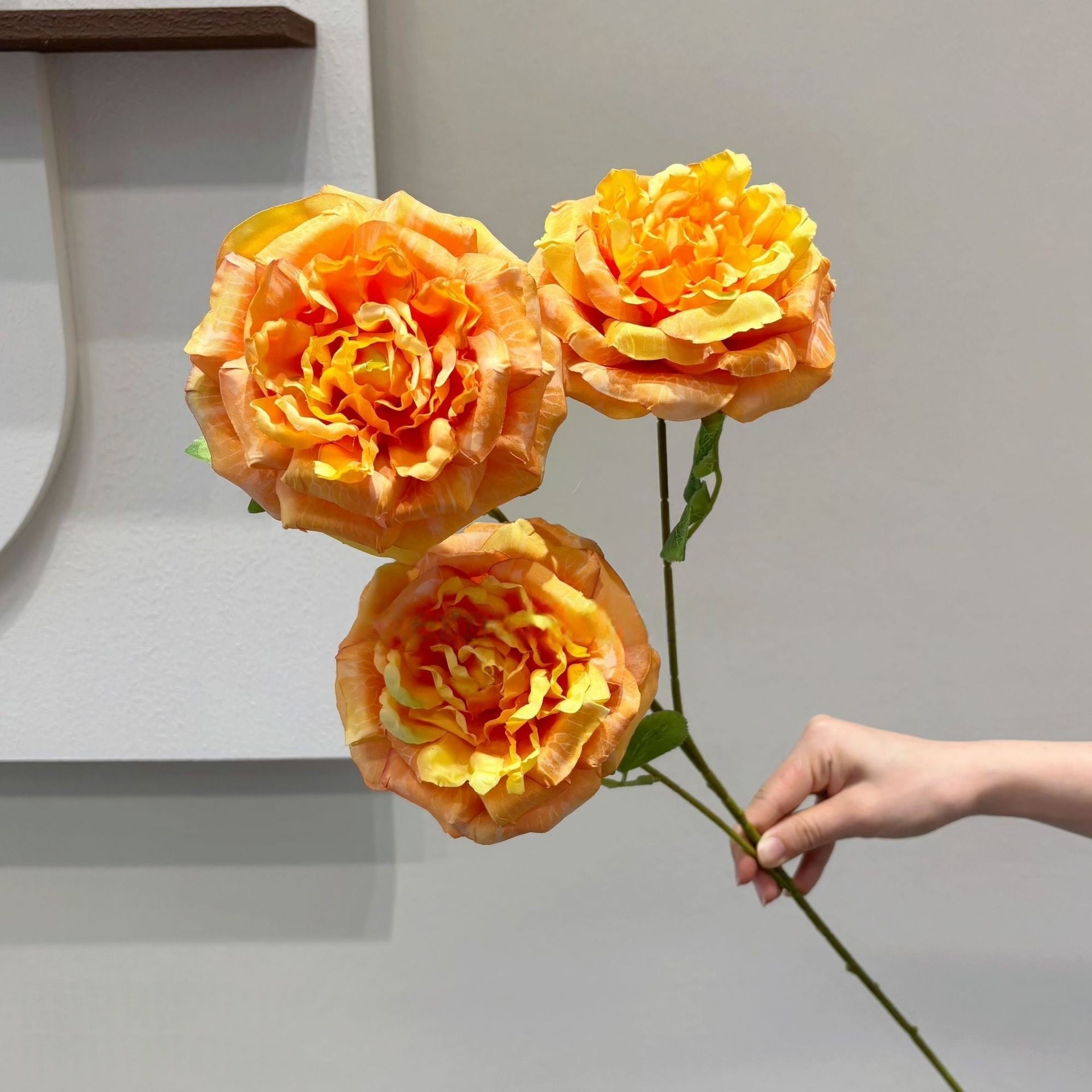 Conjunto de Flores Artificiales Negras y Rosas – Decoración Moderna para Fondo de Fiesta de Cumpleaños con Arreglo Floral Falso FA-255