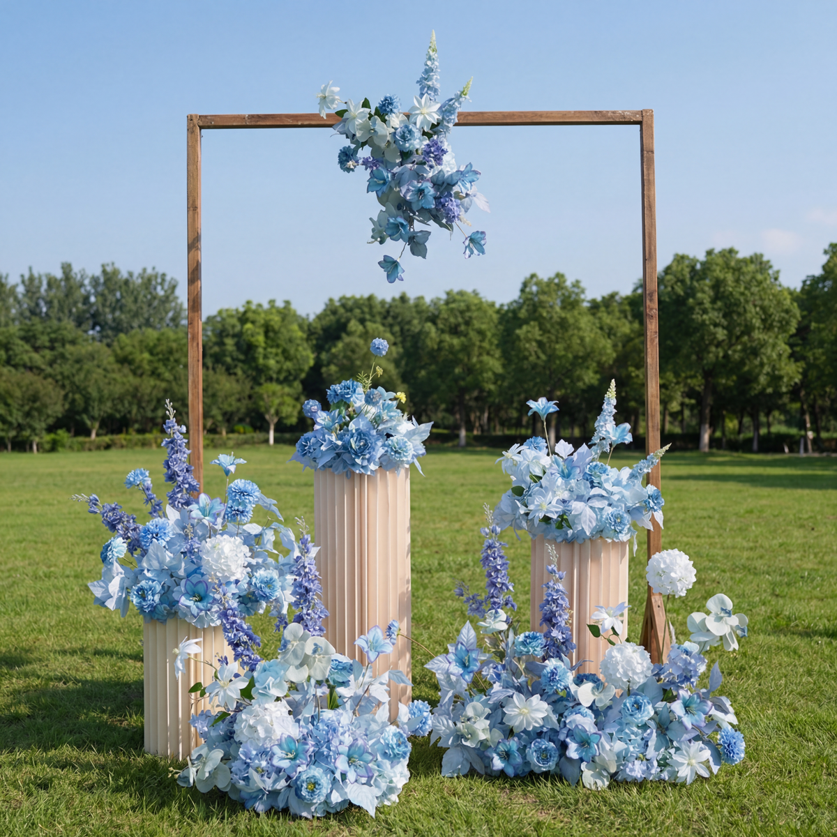 エレガントな青と白の花柄ウェディングアーチ、人工花のアレンジメント
