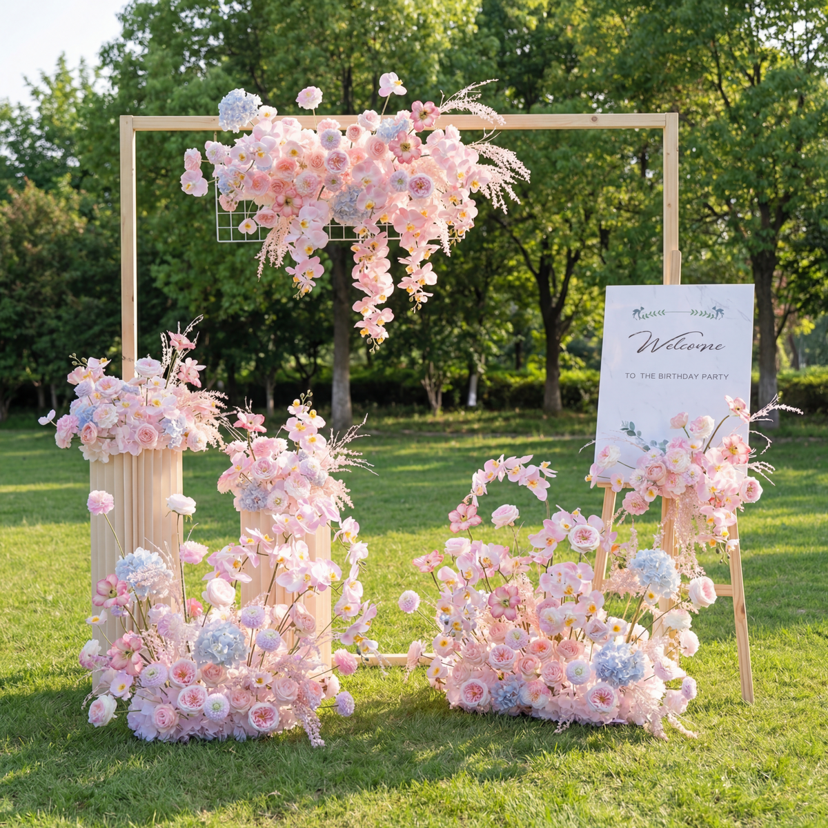 エレガントな青と白の花柄ウェディングアーチ、人工花のアレンジメント