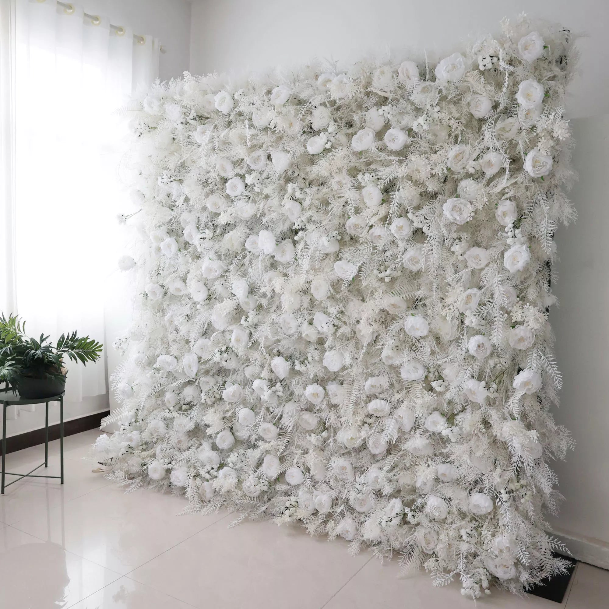 Mur floral blanc enneigé de fleurs Valar avec des accents de fougères givrées : capturer l'essence de l'hiver pour des événements de luxeVF-202