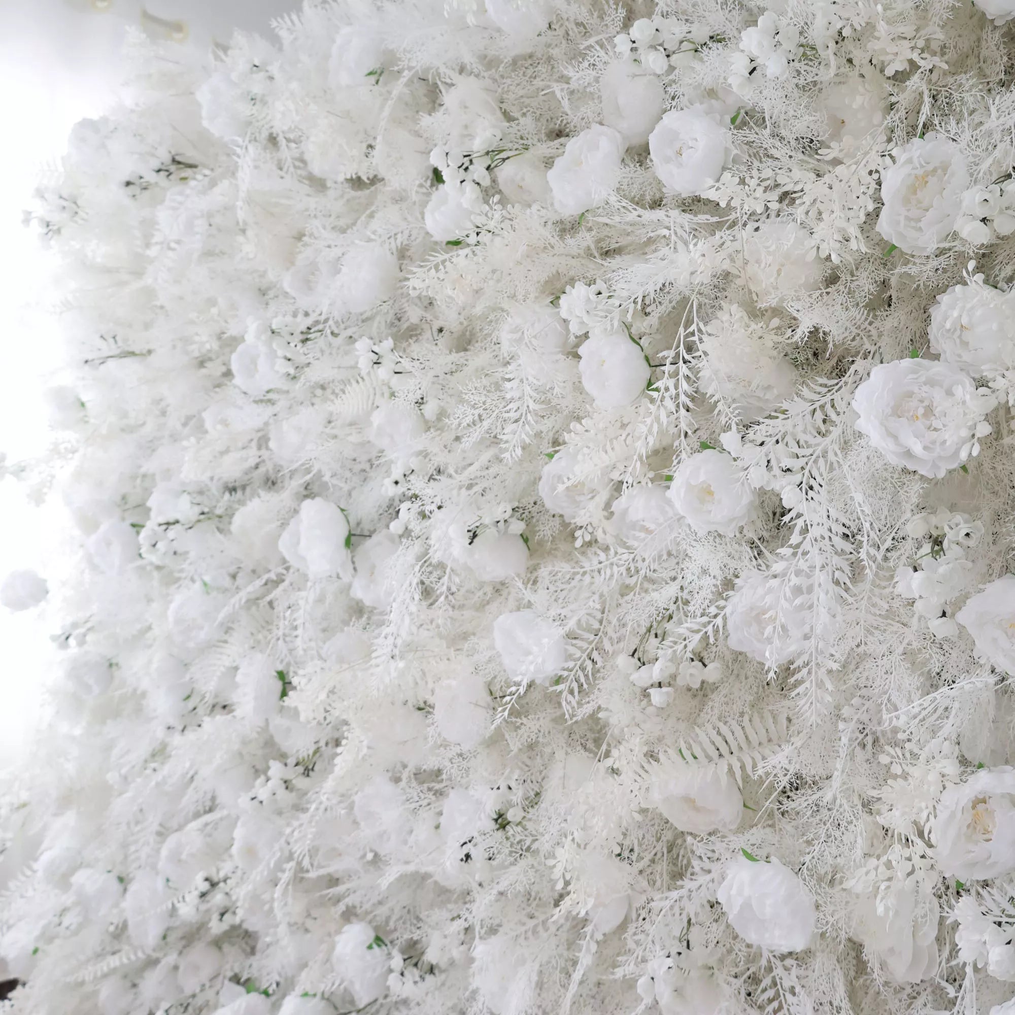 Mur floral blanc enneigé de fleurs Valar avec des accents de fougères givrées : capturer l'essence de l'hiver pour des événements de luxeVF-202