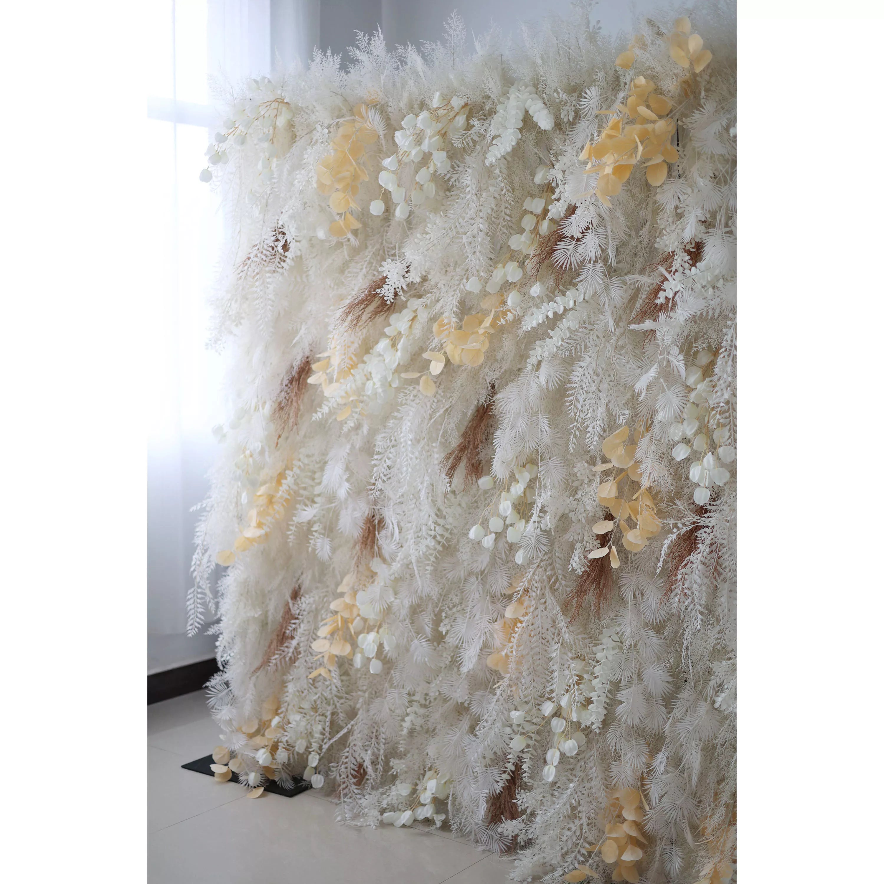 Valar Flower dévoile : Le paysage de neige enchanté – Un majestueux mur de fleurs en tissu artificiel composé de blancs hivernaux et de fleurs dorées-VF-208 