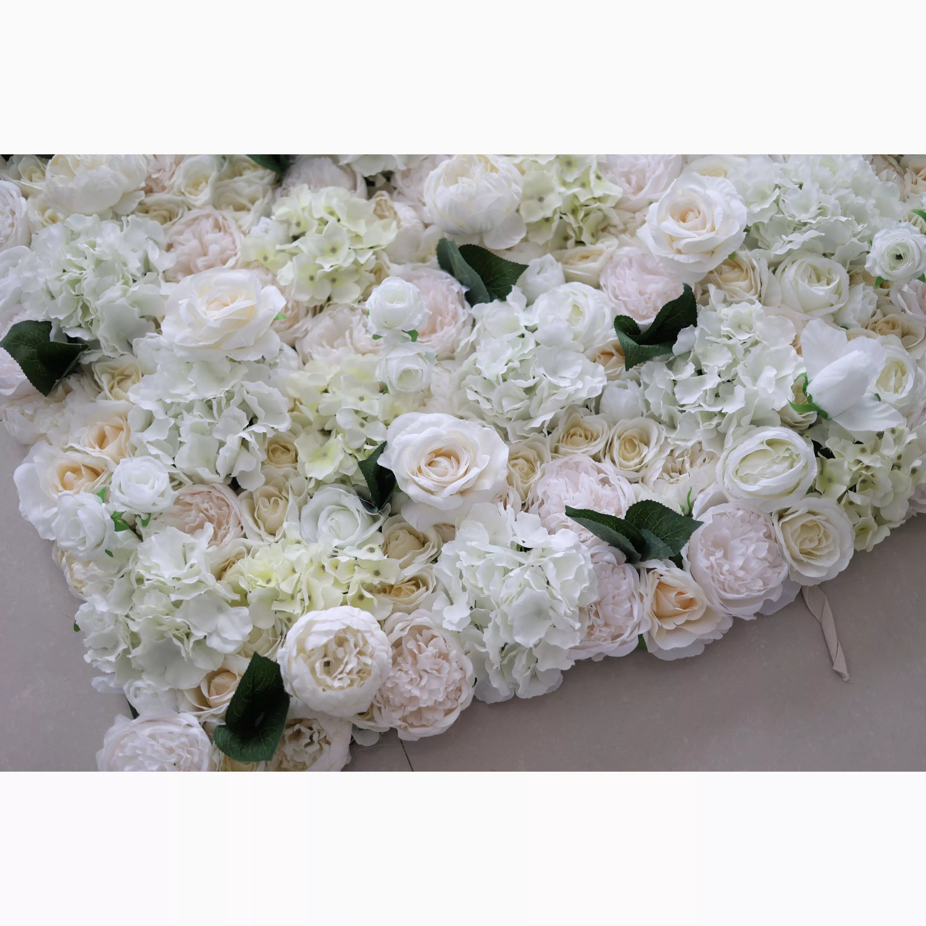 Valar Flowers Showcases : Élégance ivoire – Une majestueuse symphonie de roses dans un mur de fleurs en tissu artificiel-VF-212 