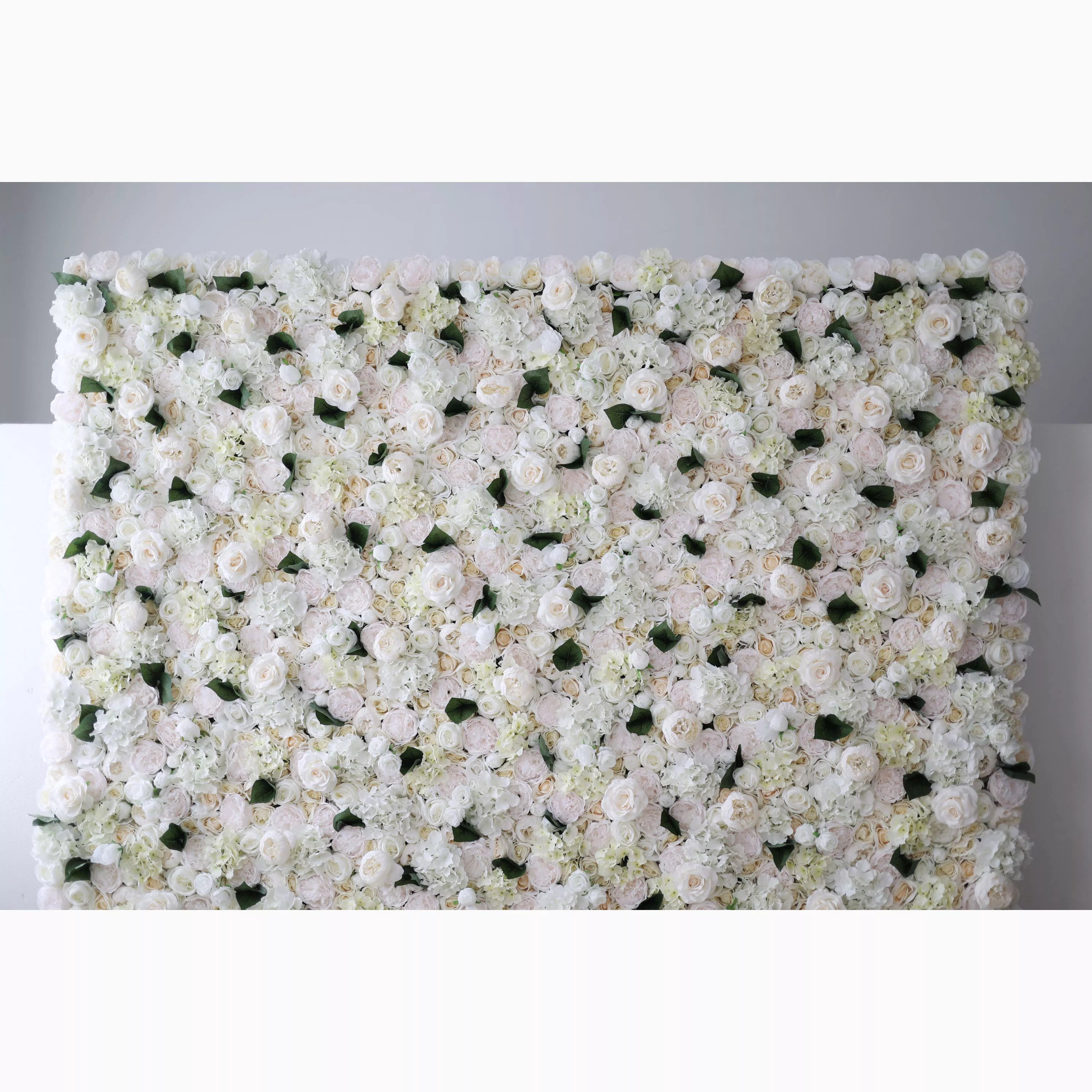 عروض زهور فالار: أناقة عاجية-سيمفونية مهيبة من الورود في زهرة من القماش الاصطناعي