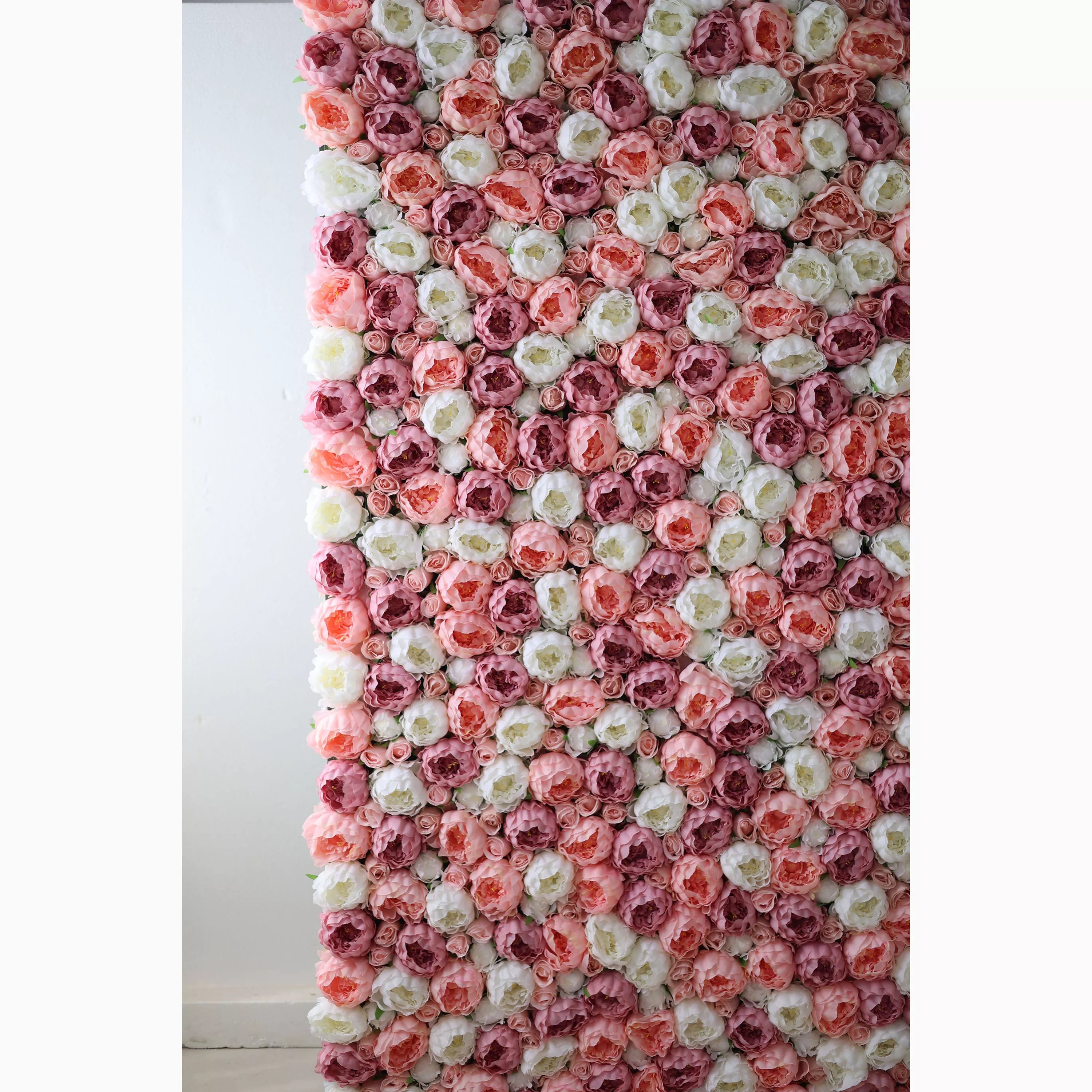 Valar Flowers présente : Blush and Whisper – Un assemblage de rêve de roses en tissu rose clair et crème – Mur floral parfait pour les mariages, les événements et la décoration intérieure élégante.-VF-216
