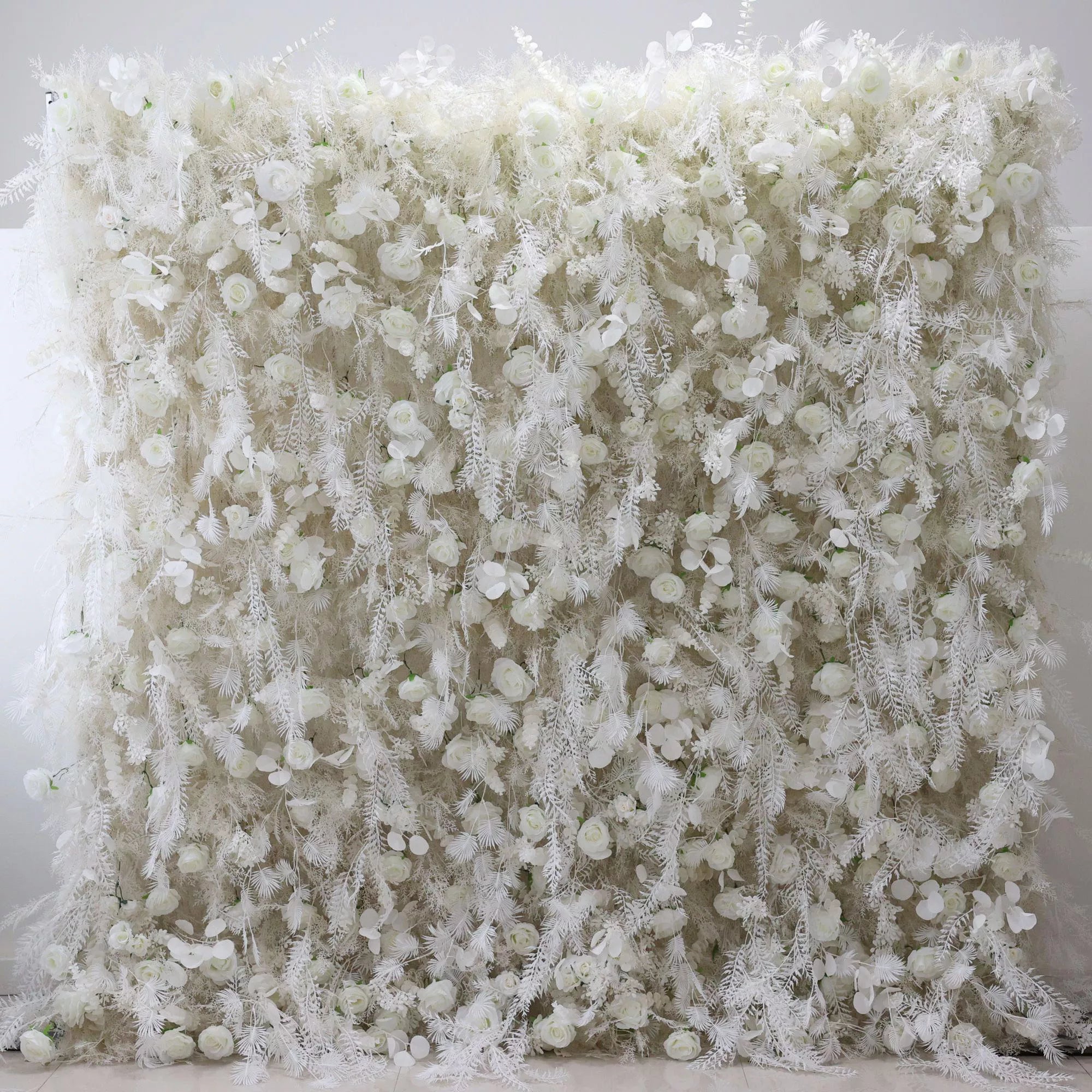 Mur floral blanc éthéré avec des accents de fougères à plumes : une oasis de sérénité pour les événements haut de gamme-VF-202-2