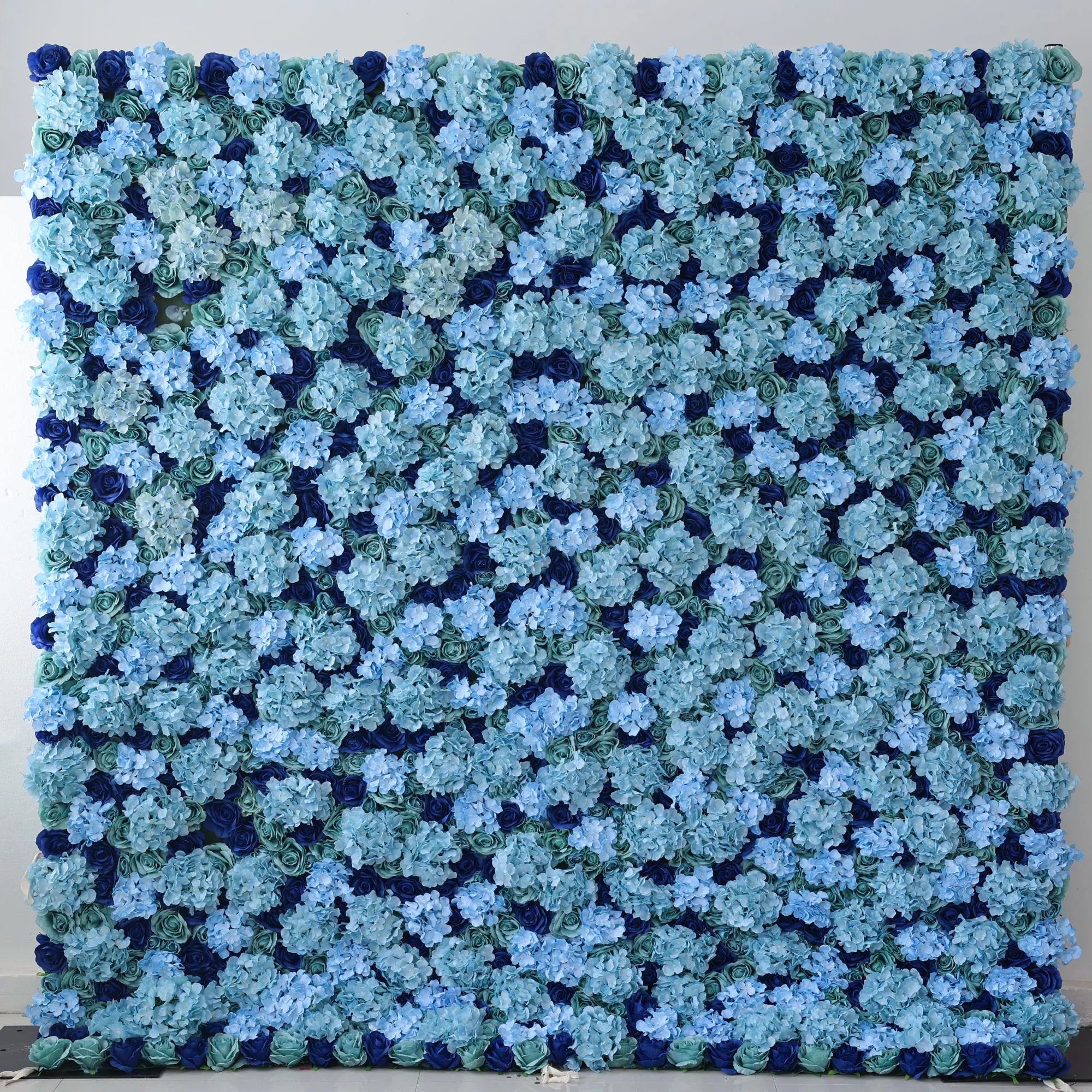 Valar Flowers présente : Azure Blossom – Une gamme captivante de fleurs turquoise et bleu profond – Le mur parfait pour les thèmes océaniques, les événements nautiques et les espaces intérieurs tranquilles-VF-223