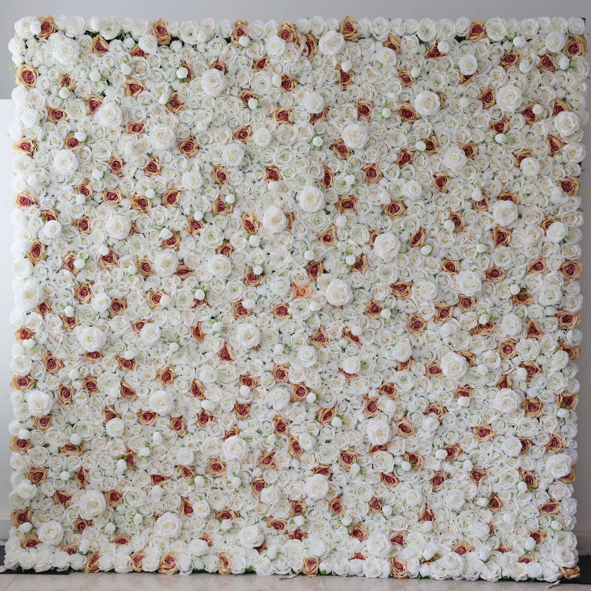 Valar Flowers dévoile : Elysian Meadows – Un mélange majestueux de roses en tissu blanc et pêche clair – Mur floral par excellence pour les mariages, les célébrations et les décors intérieurs sophistiqués-VF-218