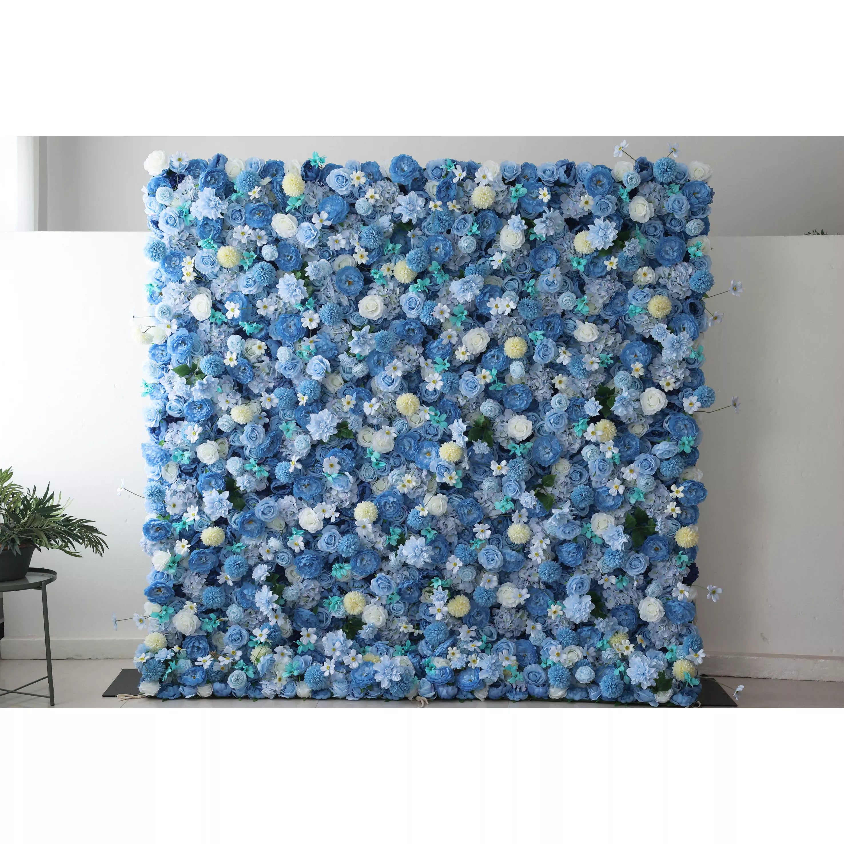 Valar Flowers Showcases : Cerulean Dreamscape – Une toile luxuriante de fleurs en tissu bleu riche et blanc crème – Mur floral de premier ordre pour les événements en bord de mer, les rassemblements et les intérieurs d'inspiration côtière-VF-219-3