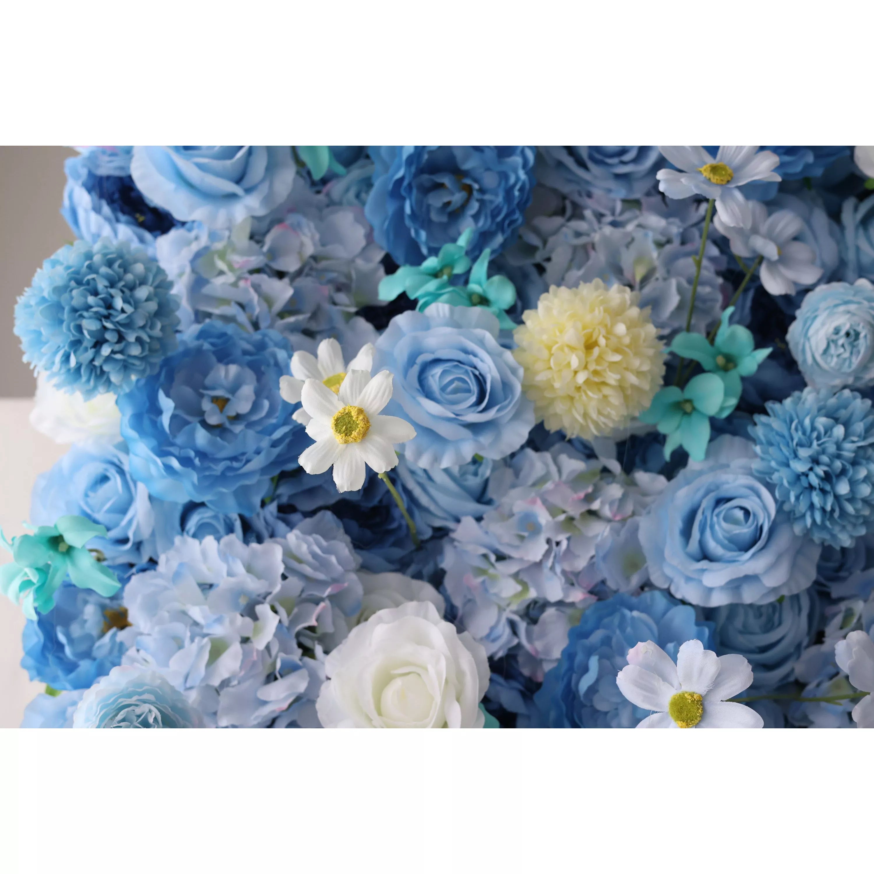 Valar Flowers Showcases : Cerulean Dreamscape – Une toile luxuriante de fleurs en tissu bleu riche et blanc crème – Mur floral de premier ordre pour les événements en bord de mer, les rassemblements et les intérieurs d'inspiration côtière-VF-219-3