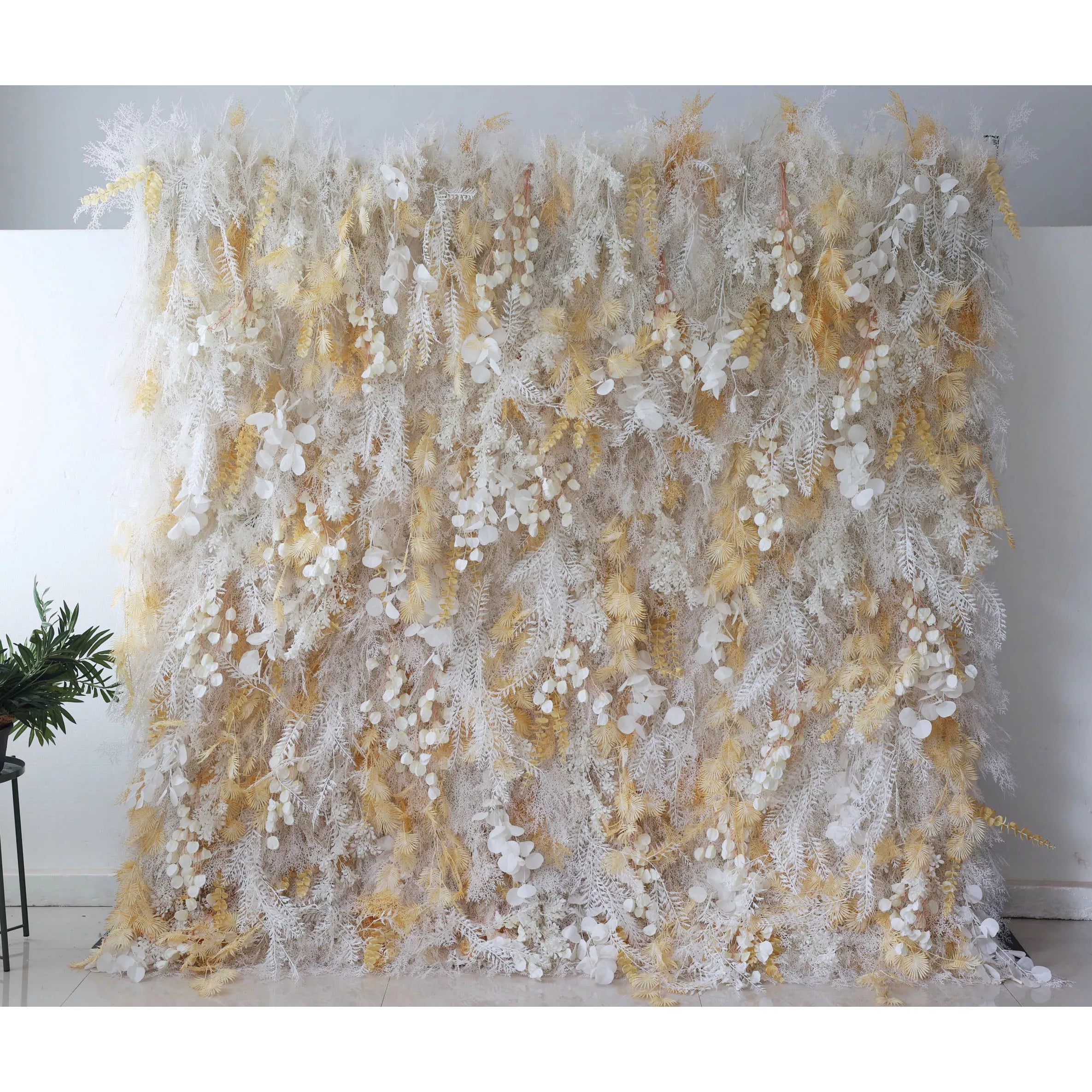 Valar Flowers présente : Golden Gossamer Dreams – Un mur de fleurs lumineux en tissu artificiel entrelacé de pétales dorés-VF-208-3 