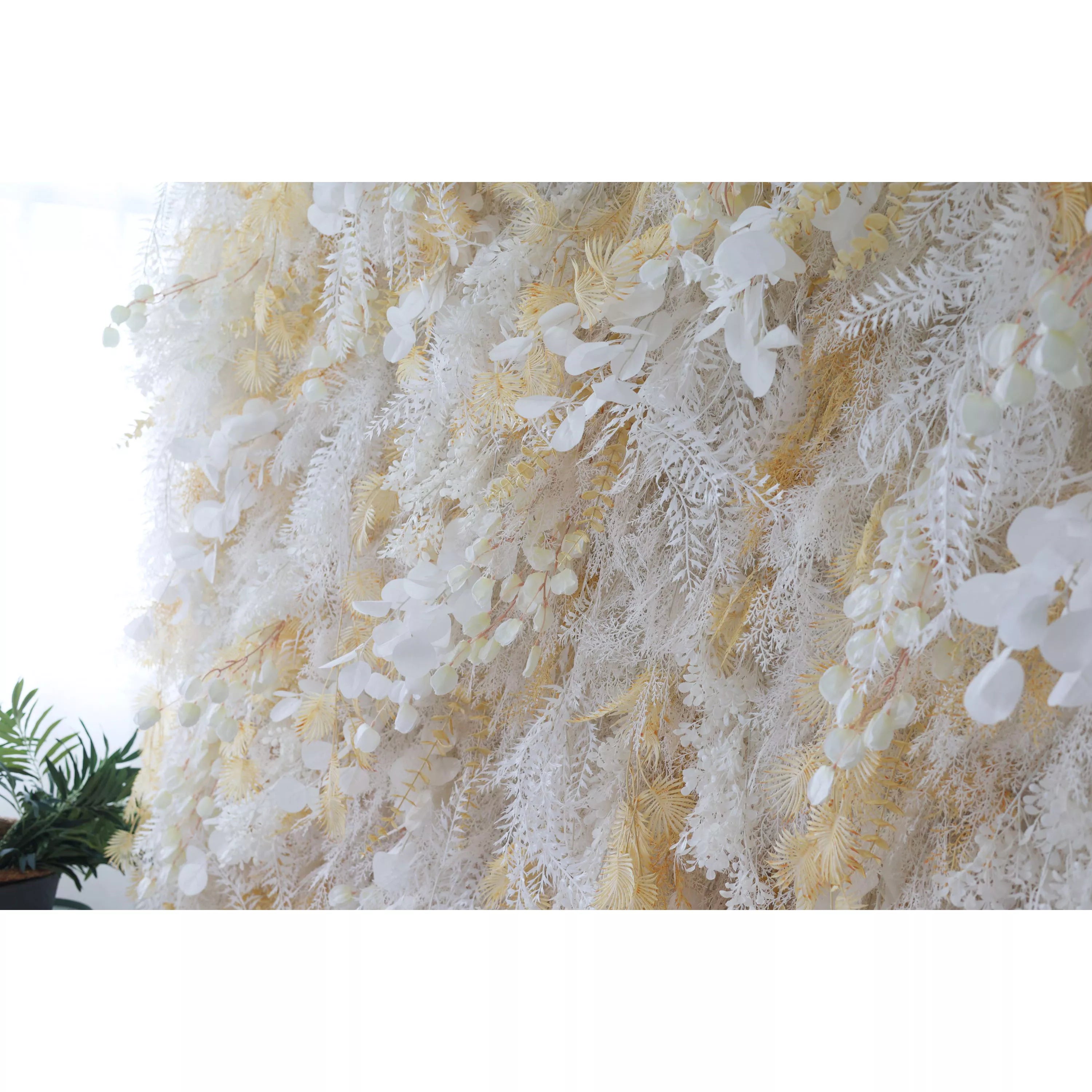 Valar Flowers présente : Golden Gossamer Dreams – Un mur de fleurs lumineux en tissu artificiel entrelacé de pétales dorés-VF-208-3 