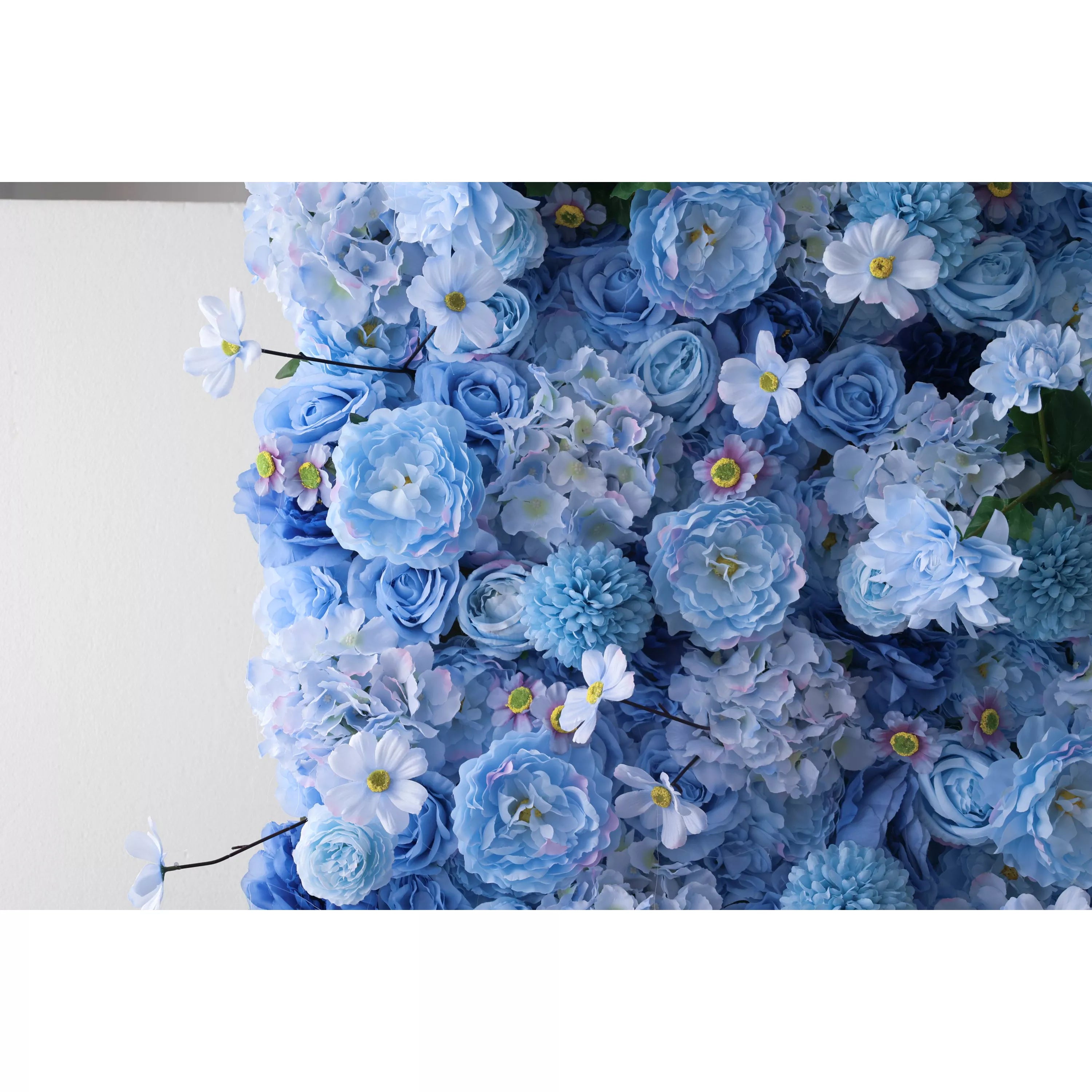 Valar Flowers présente : Azure Blooms Gala – Un mélange enchanteur de fleurs en tissu bleu ciel et blanc nacré – Présentoir floral de premier ordre pour les fêtes d'été, les célébrations et les décorations d'intérieur modernes-VF-219-4