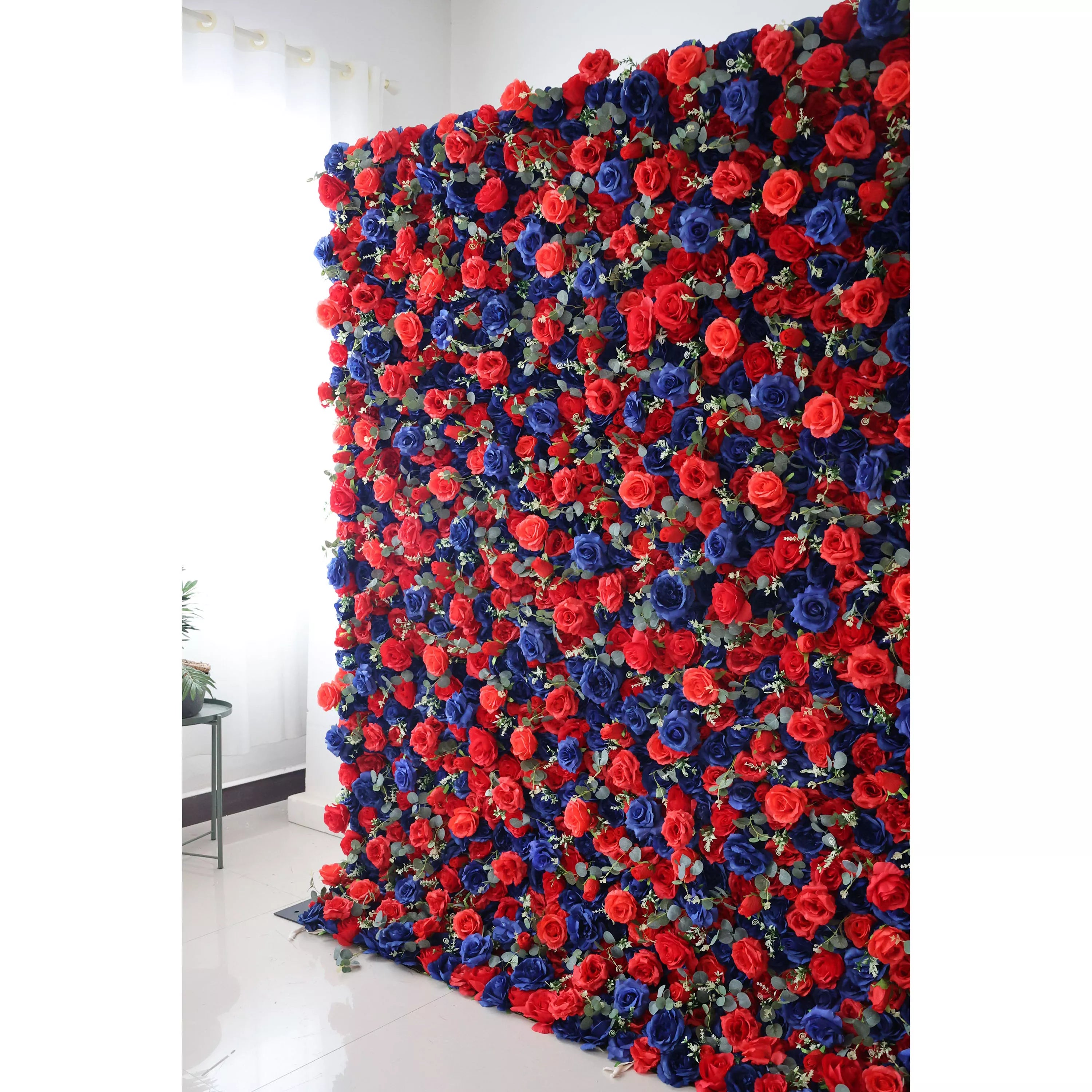ValarFlowers Toile de fond murale florale artificielle : Romance royale : un mélange de bleu nuit et de rouge resplendissant-VF-291
