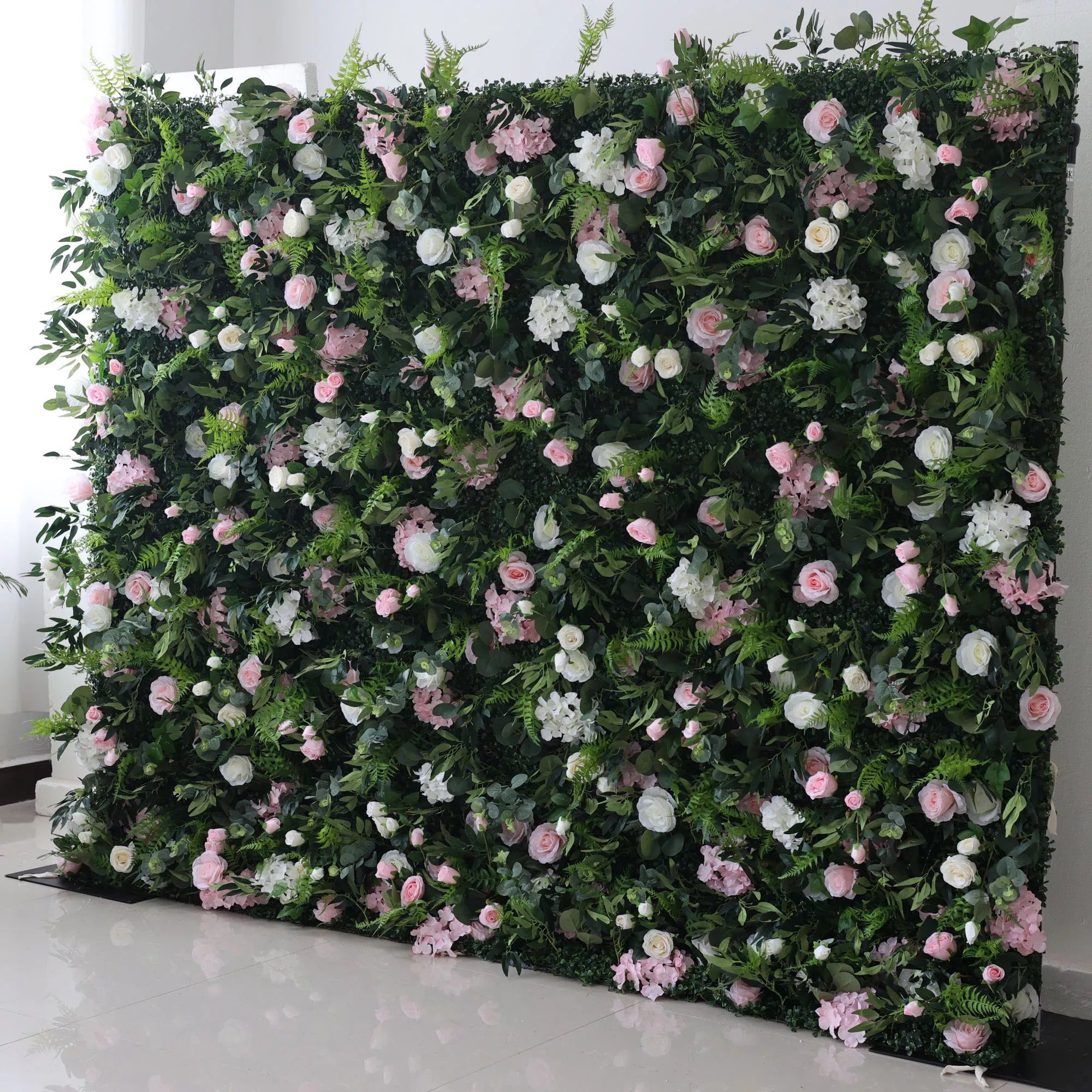 ساحرة أثيرية: أوراق شجر خضراء كثيفة تلتقي بزهور الباستيل-جدار نباتي مثالي لنزوات وأنيق