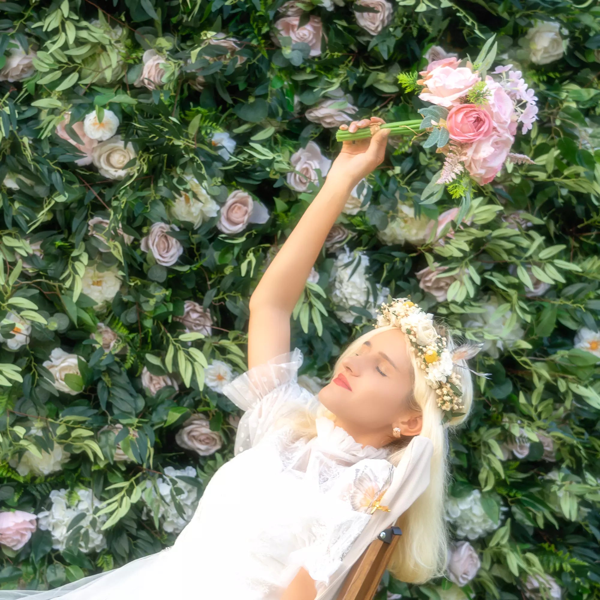 ValarFlower Fleurs 3D Vertes luxuriantes et murales florales de luxe | Présentoir de roses artificielles haut de gamme pour événements et mariages, toile de fond et photographie-VF-373 